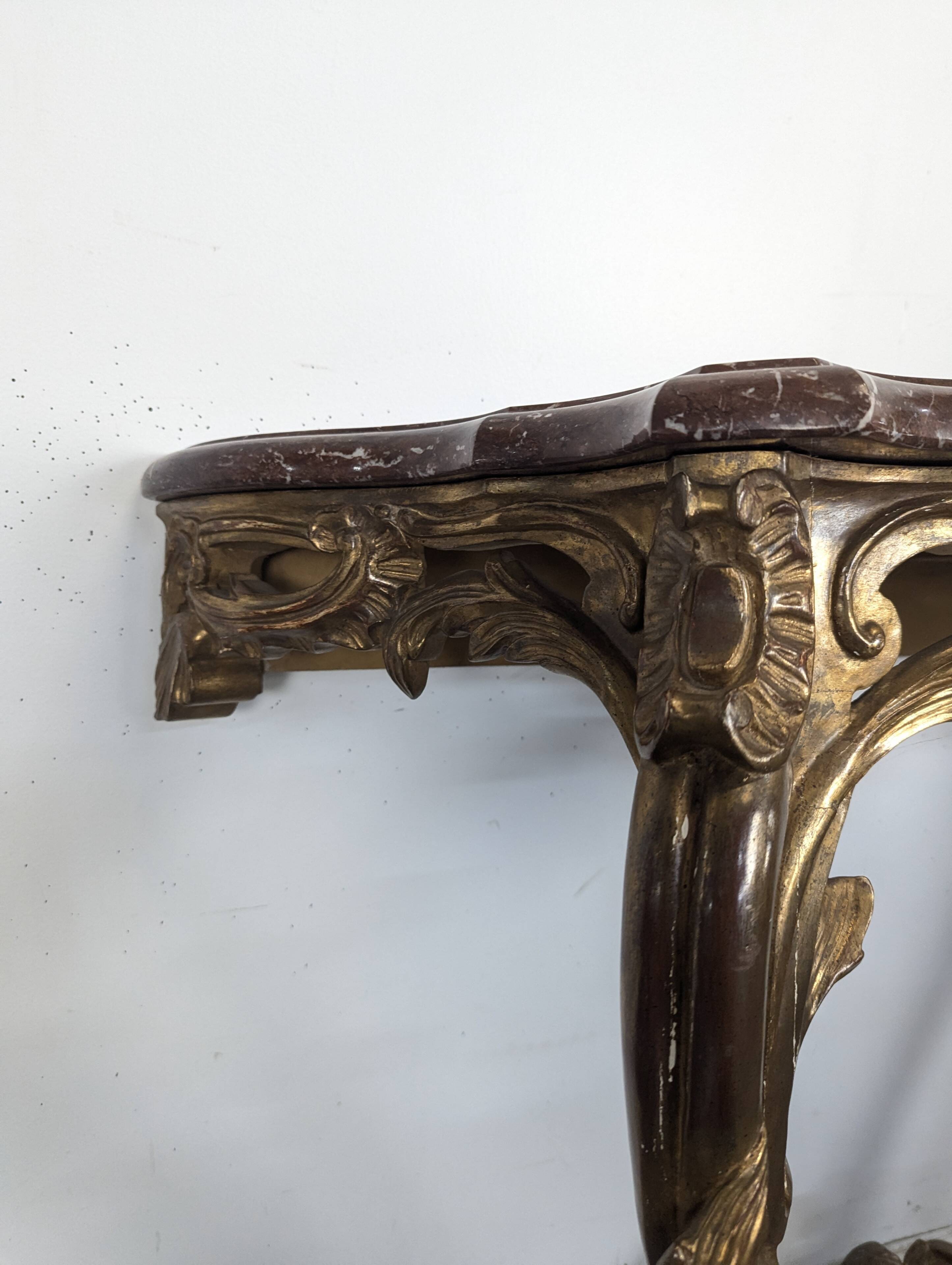 Console Louis XV en bois doré sculpté dessus marbre rouge