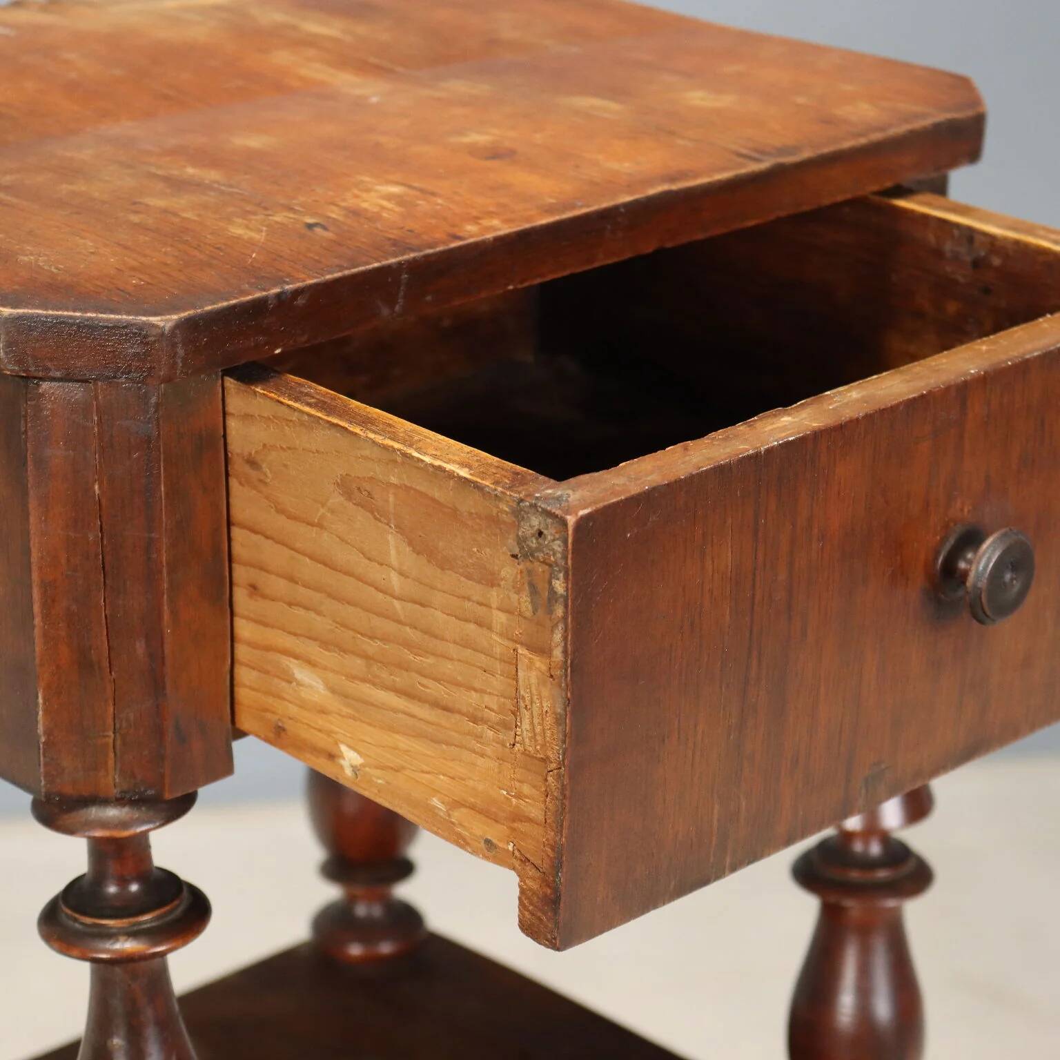 Antique Louis-Philippe bedside table in walnut, Italy, 19th century.