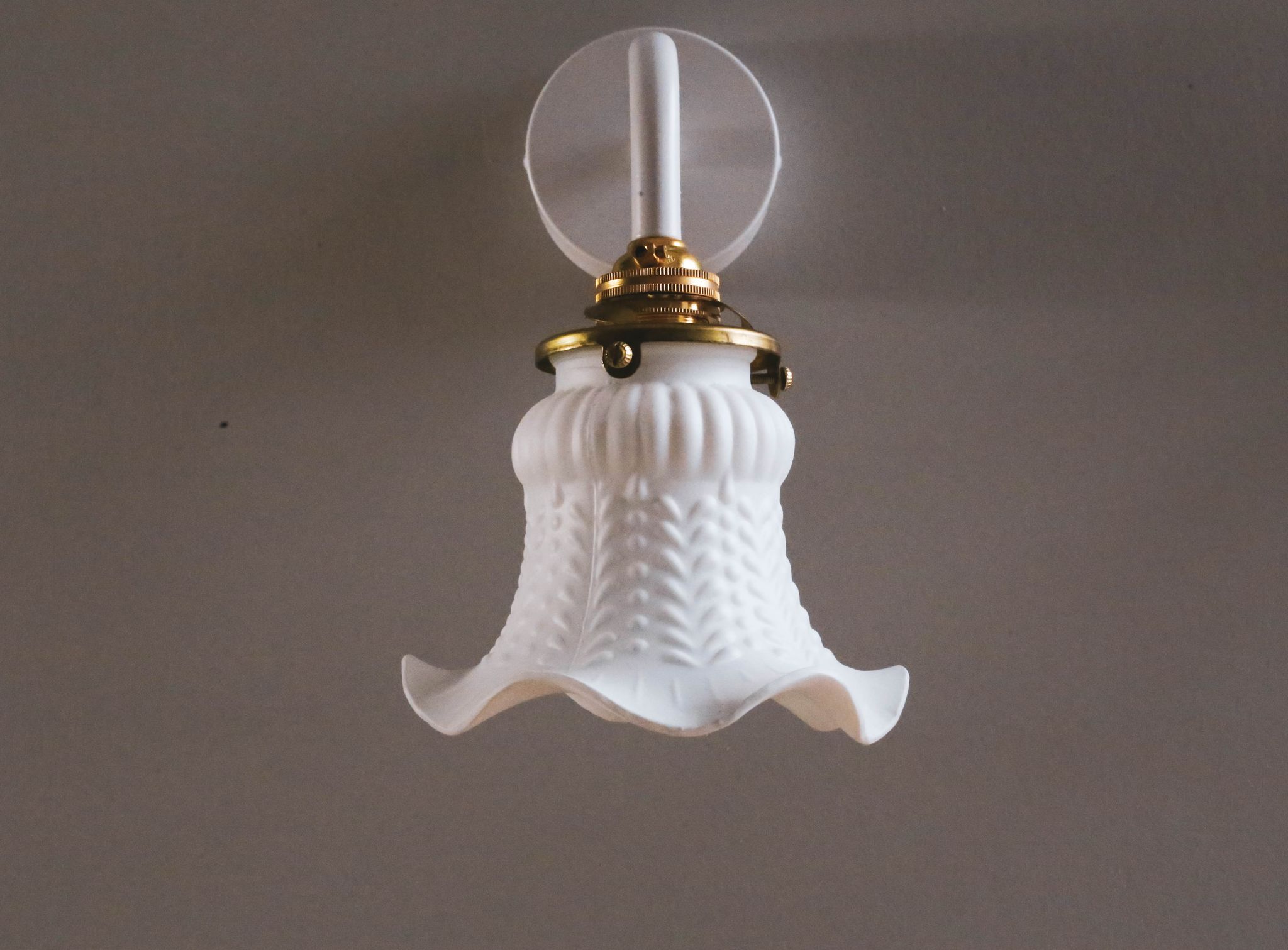 Set of 2 wall sconces in tulip glass painted white
