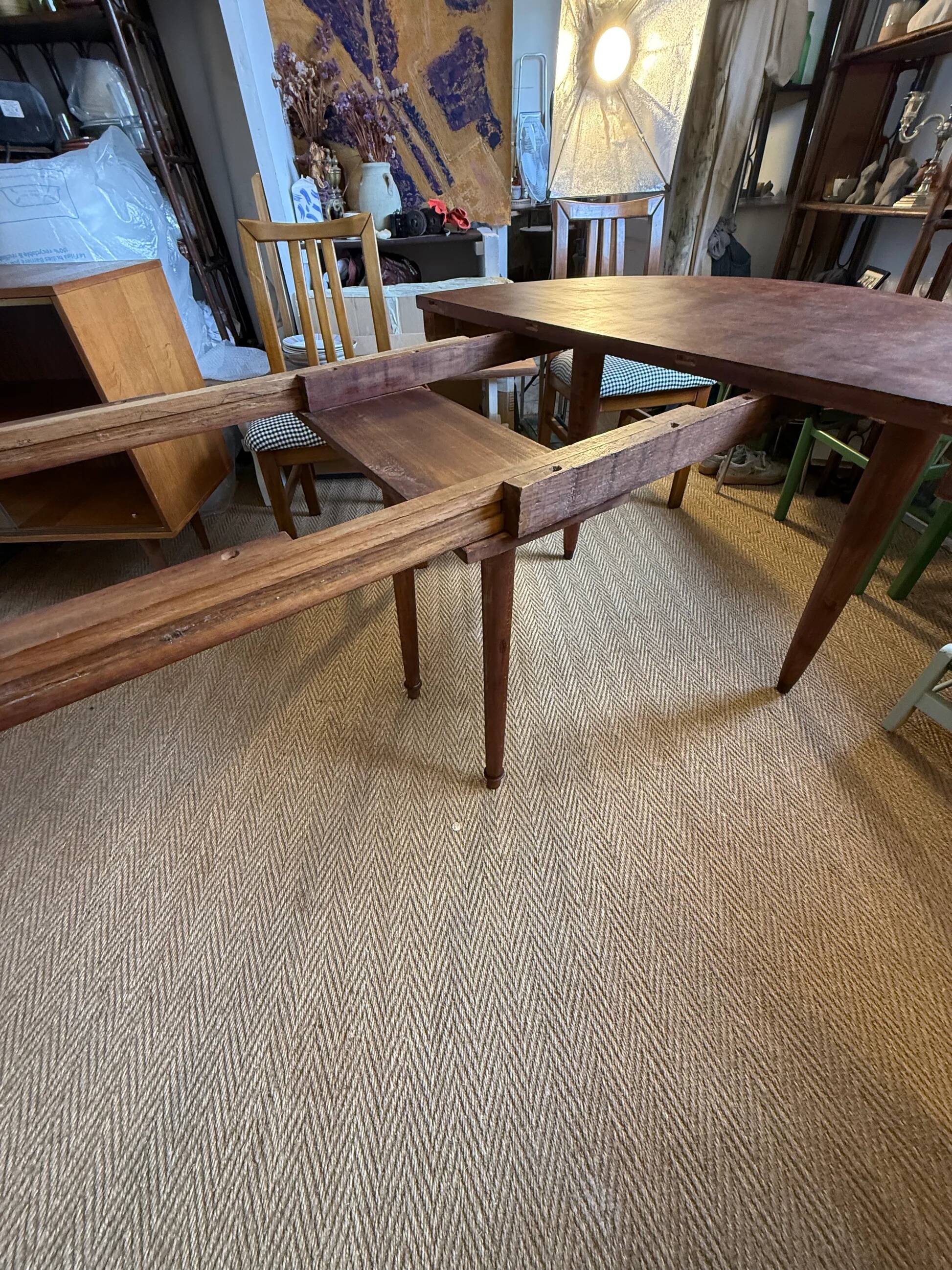Oval extendable dining table in wood and walnut burl veneer.