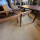 Oval extendable dining table in wood and walnut burl veneer.
