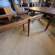 Oval extendable dining table in wood and walnut burl veneer.