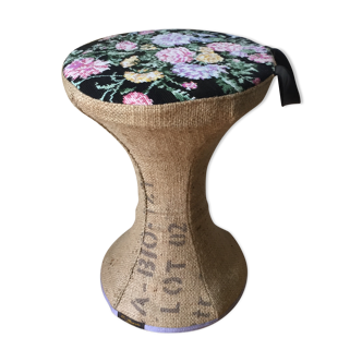 Tabouret tam-tam rhabillé en toile de jute et canevas