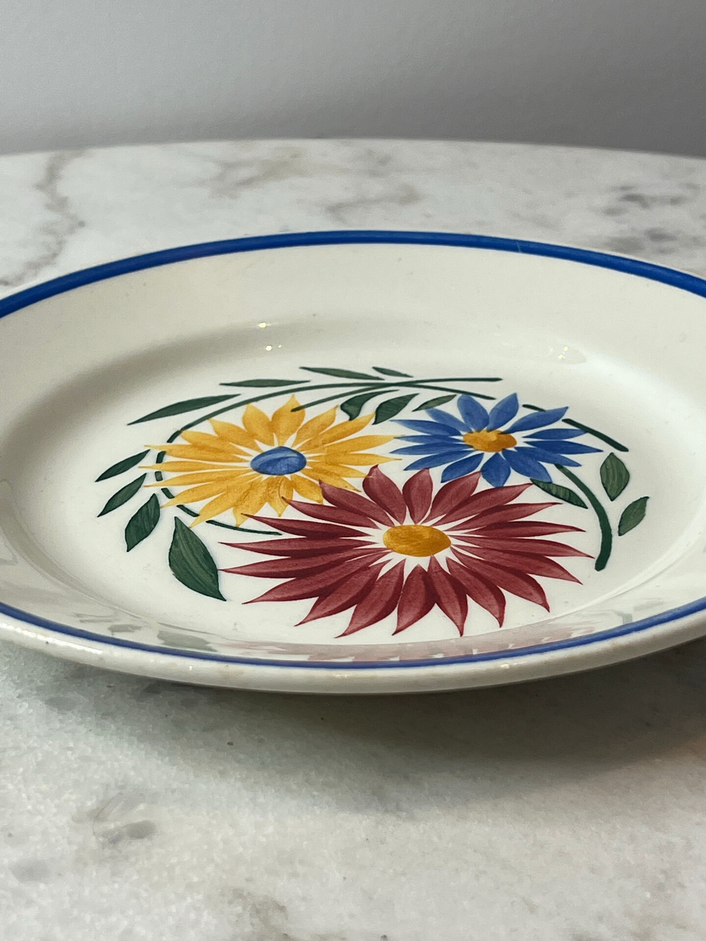 Flat plate with hand-painted floral decoration