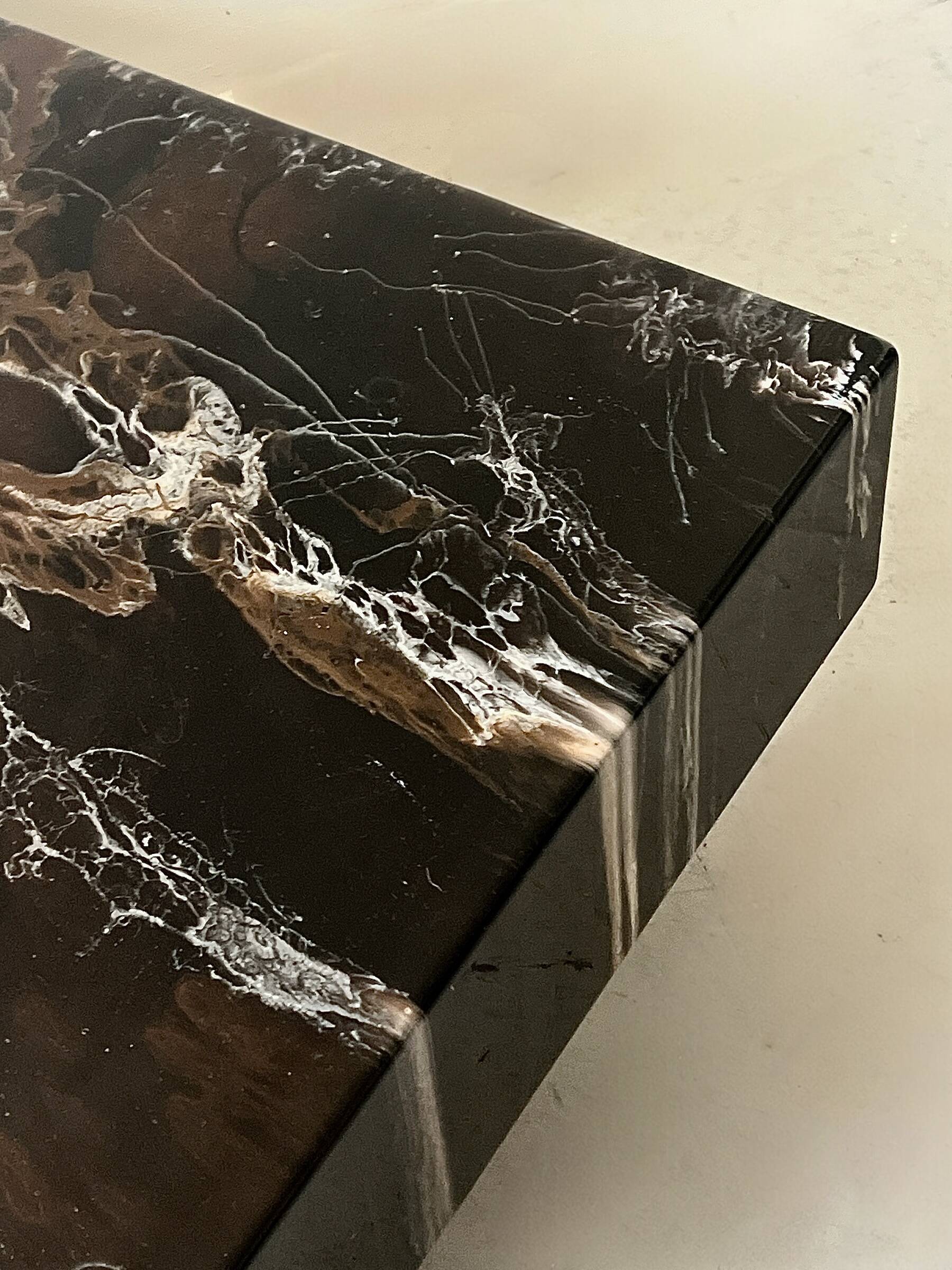 Table basse rectangulaire en résine marbre, design vers 1970