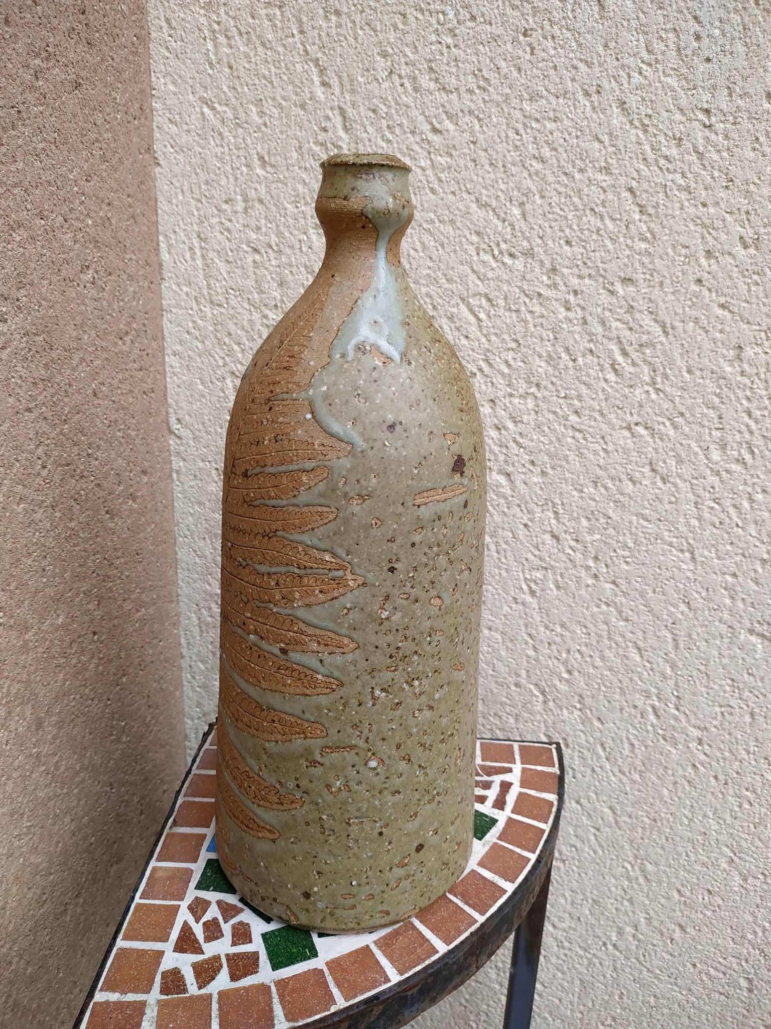 Bouteille en grès au décor de fougère incrustée d'Alain Bernard potier breton