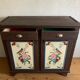 Cabinet fermier peint avec des motifs floraux