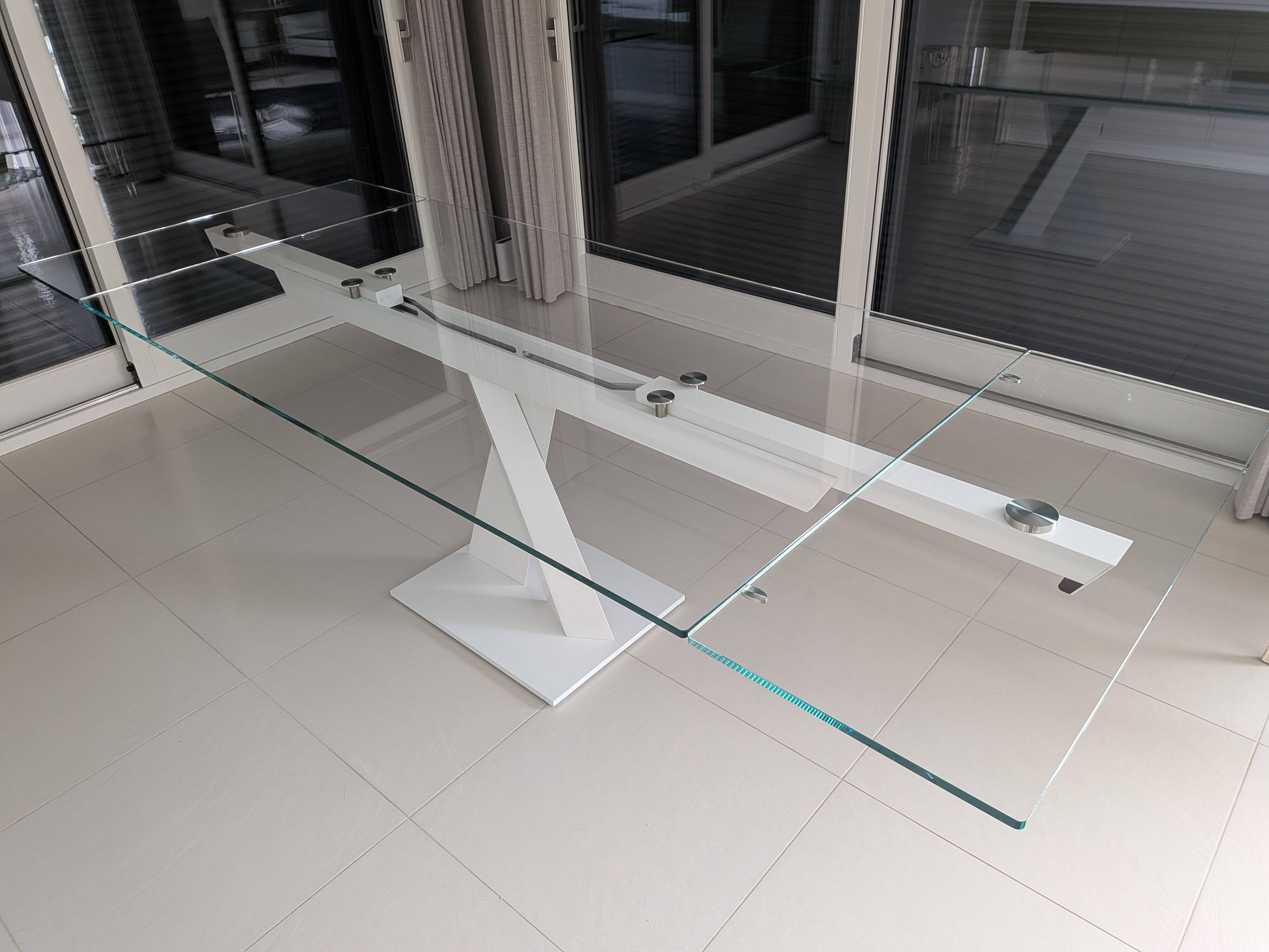 Roche Bobois table model Axel in white