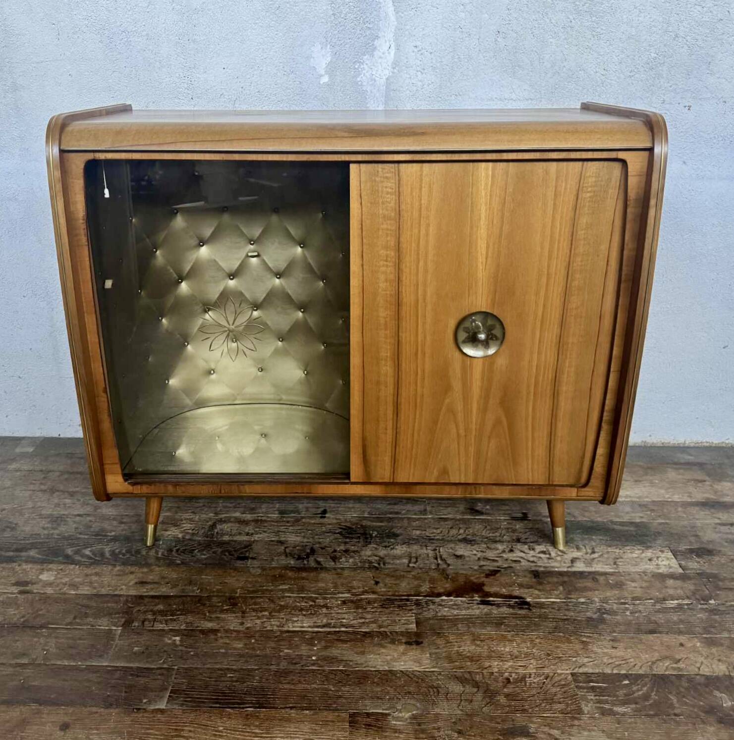 Small vintage bar suite