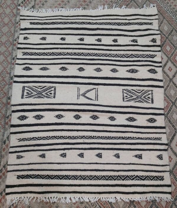 Tapis kilim blanc et noir fait main traditionnel