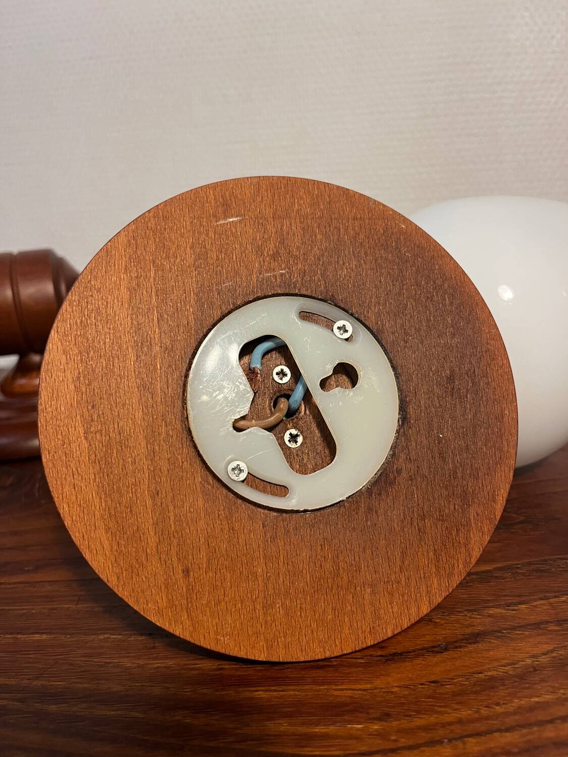 Applique murale en bois et verre opalin année 80