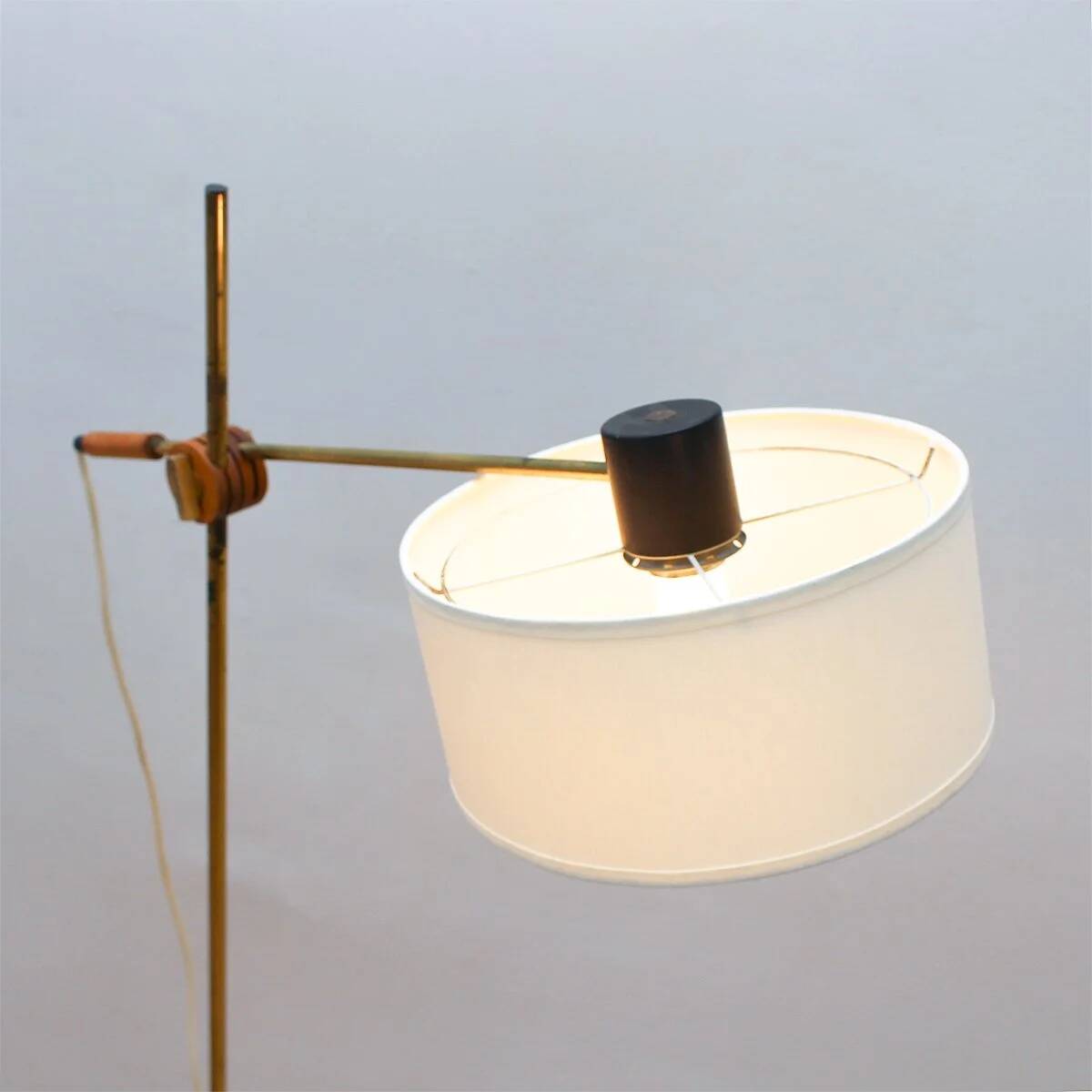 Floor lamp with a swivelling arm