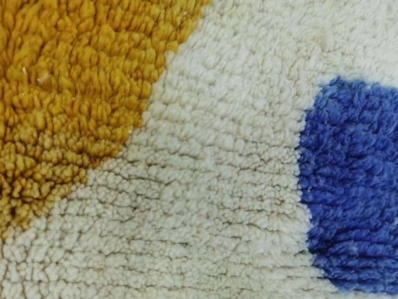 Tapis beni ouraine tissé main artisanale traditionnelle à motifs colorés