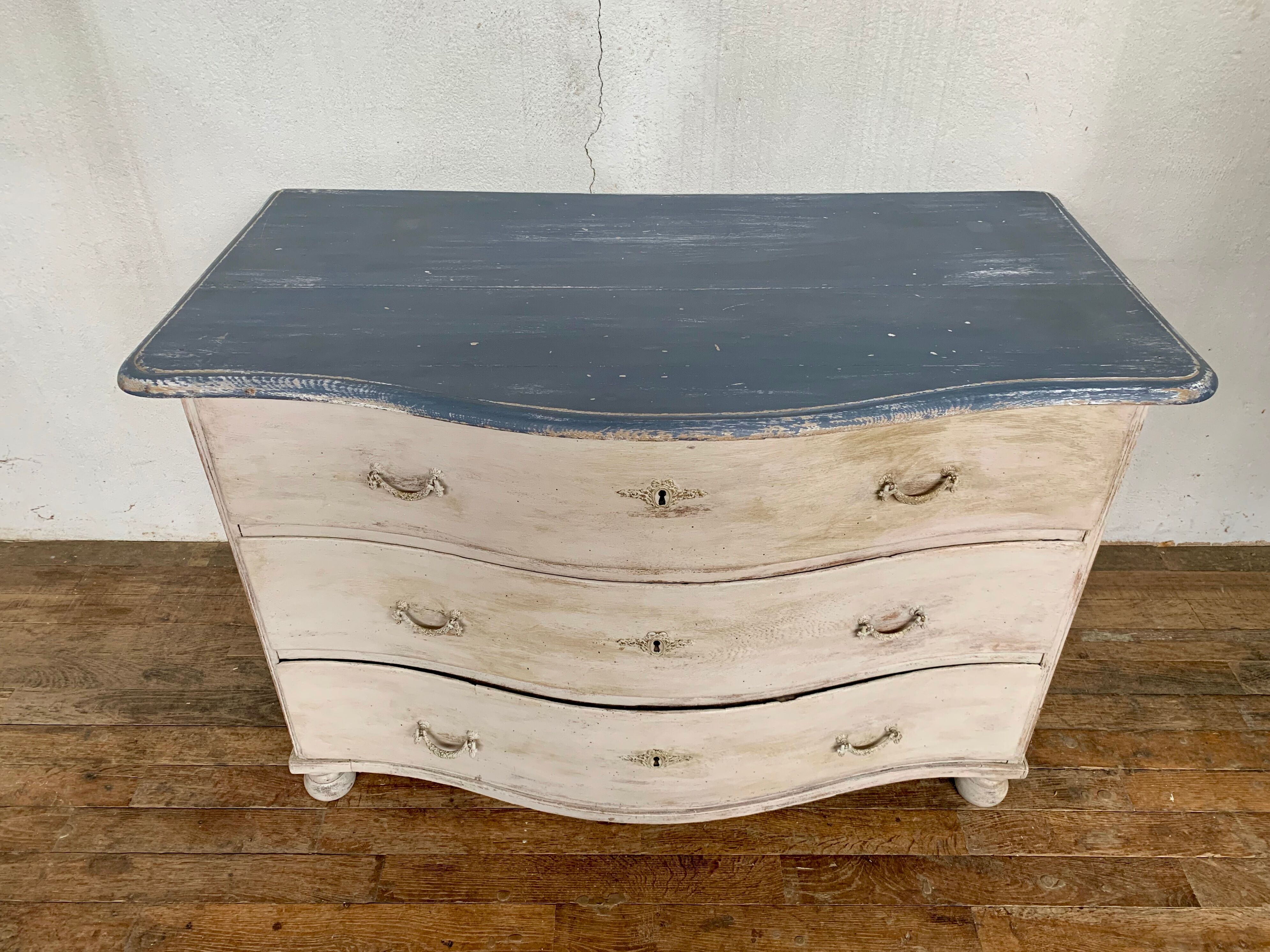 Curved chest of drawers in fine oak XVlllème