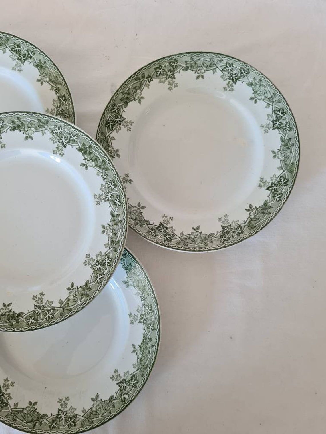 Lot de 5 assiettes plates anciennes en terre de fer modèle Estival de la manufacture française de Saint Amand