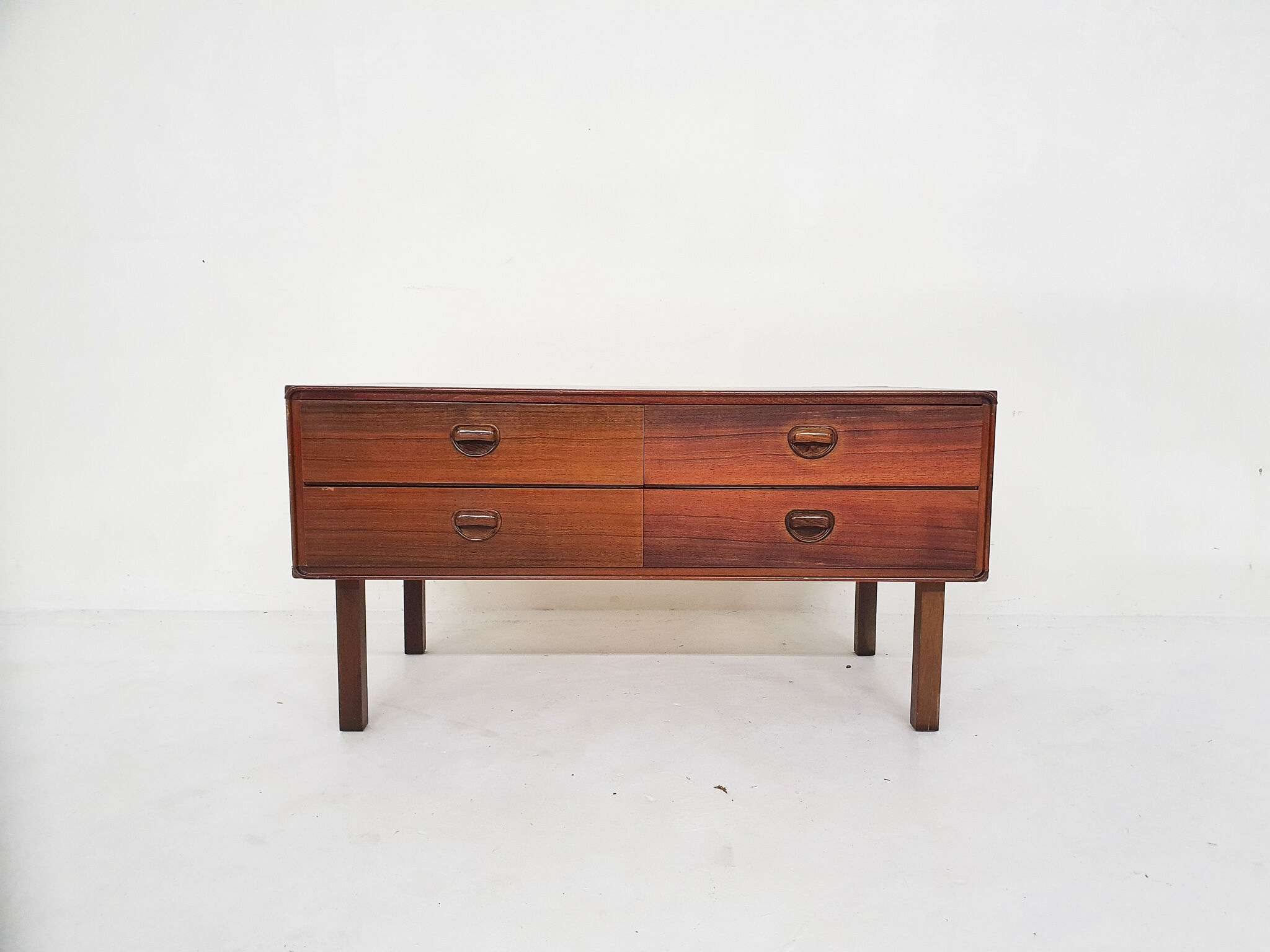 Enfilade de Louis van Teeffelen pour WeBe, Pays-Bas des années 1950