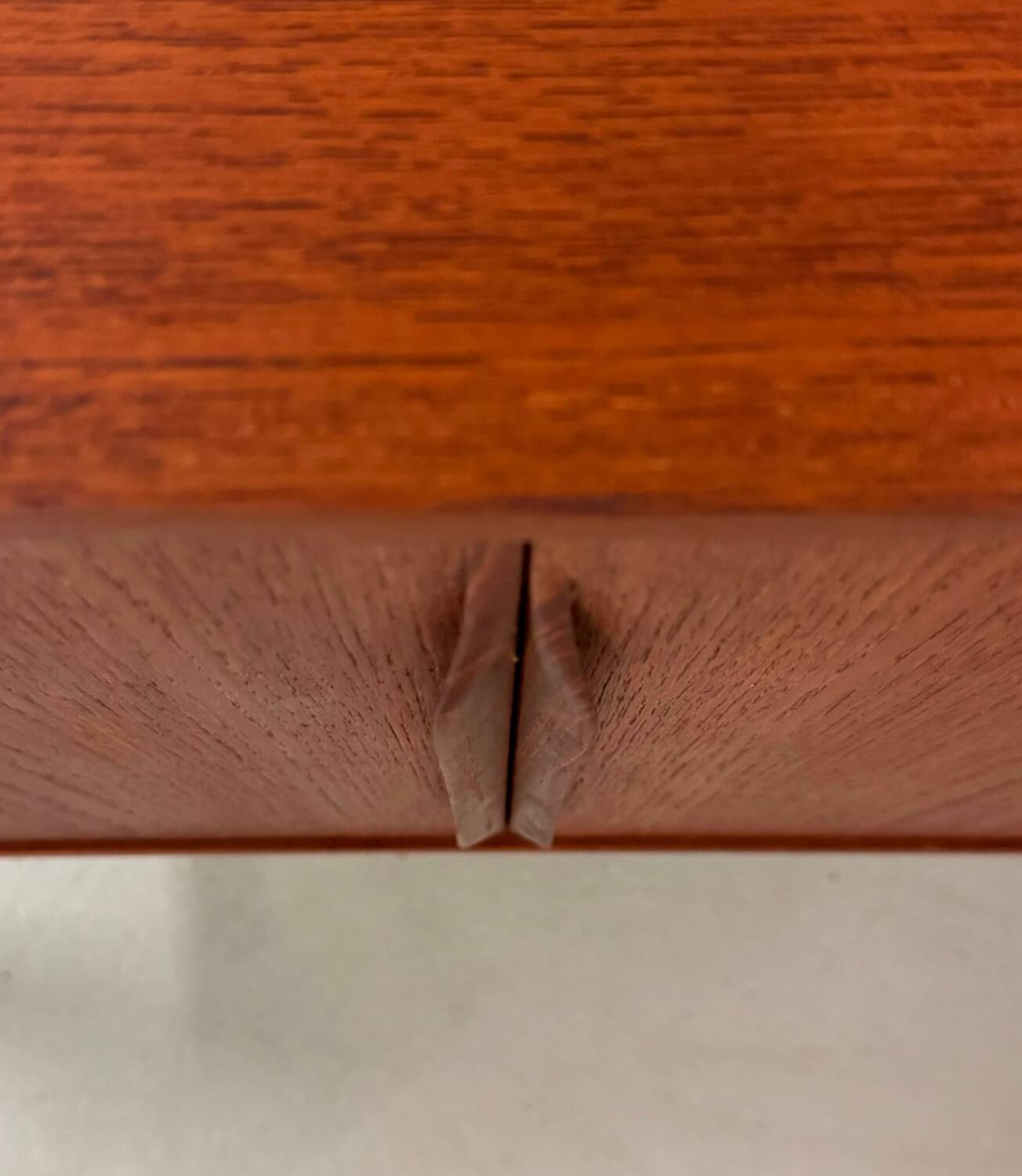 2x Teck Kai Kristiansen à côté des armoires années 1960