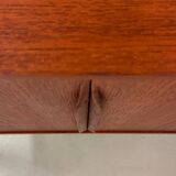 2x Teck Kai Kristiansen à côté des armoires années 1960