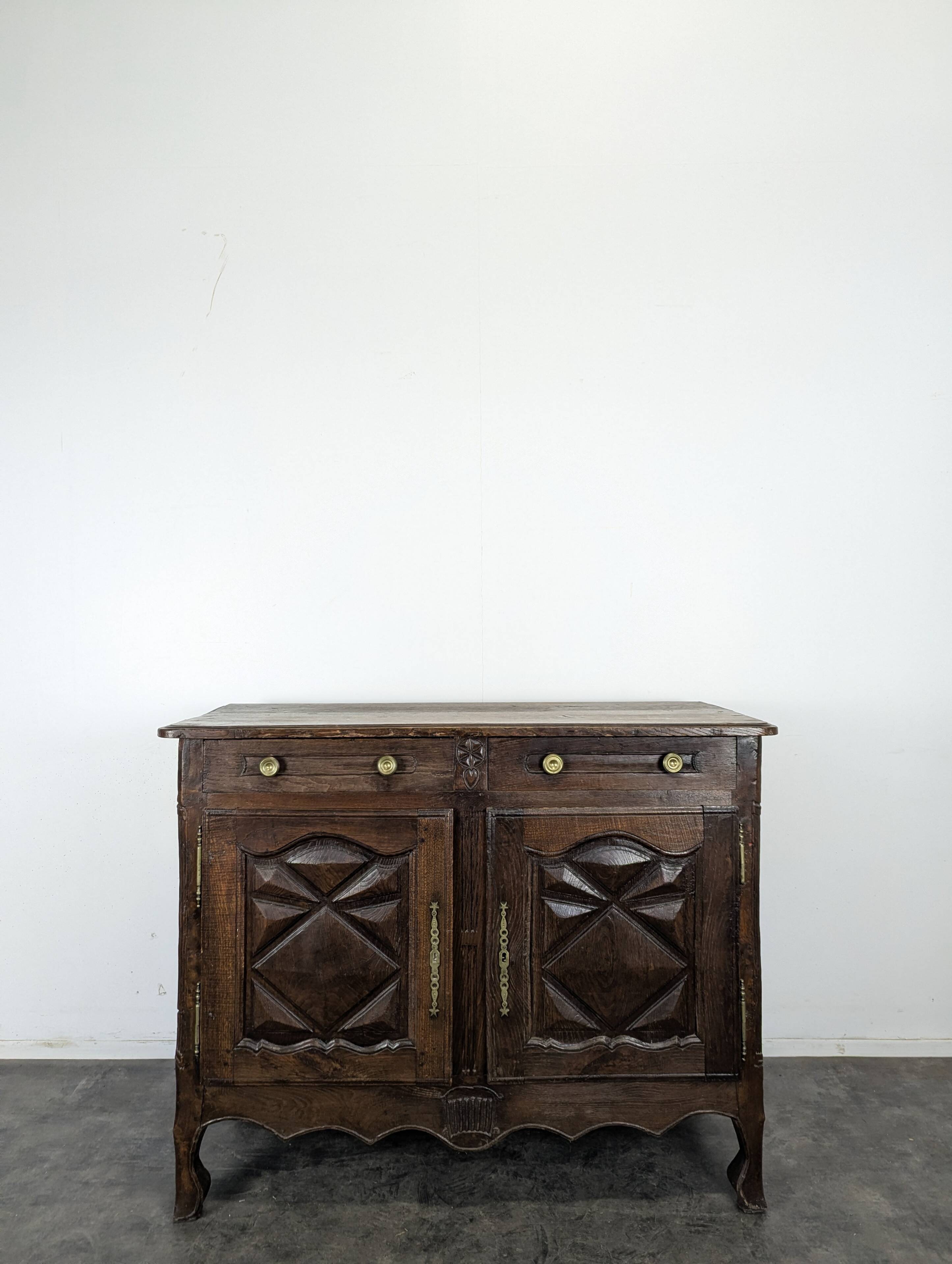 Buffet bas Louis XIII en chêne à pointes de diamant deux portes