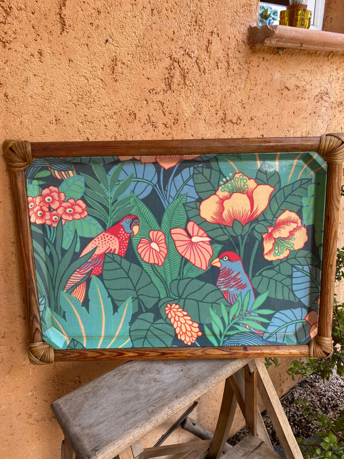 Plateau vintage en plastique et rotin