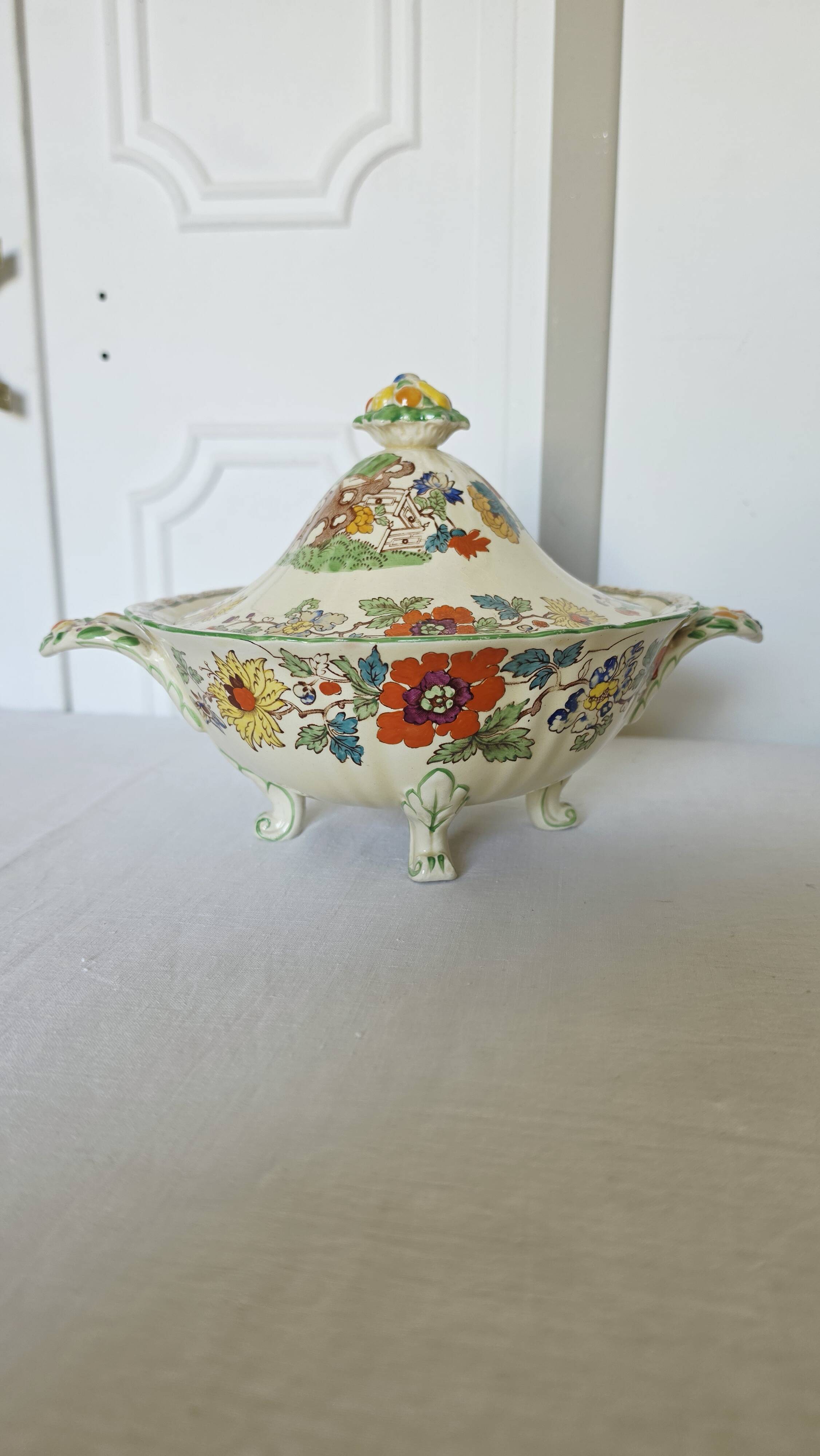 Antique soup tureen on feet from the prestigious English manufacturer Mason's,