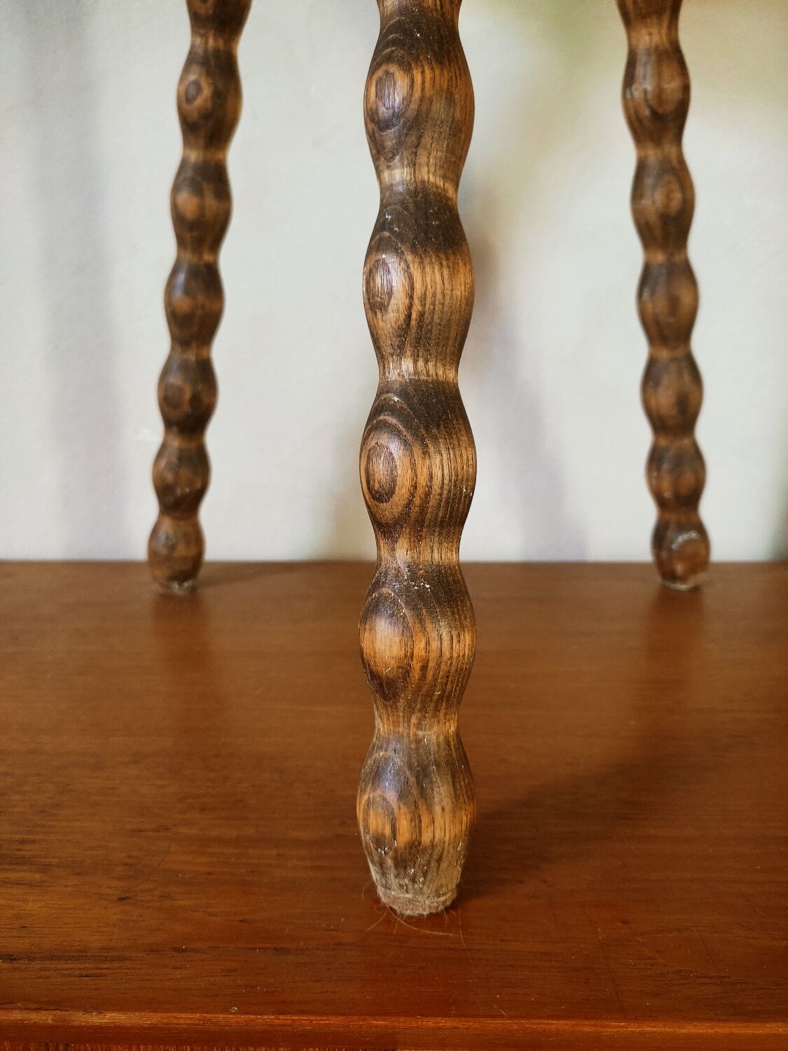 Stool, plant holder with beaded feet