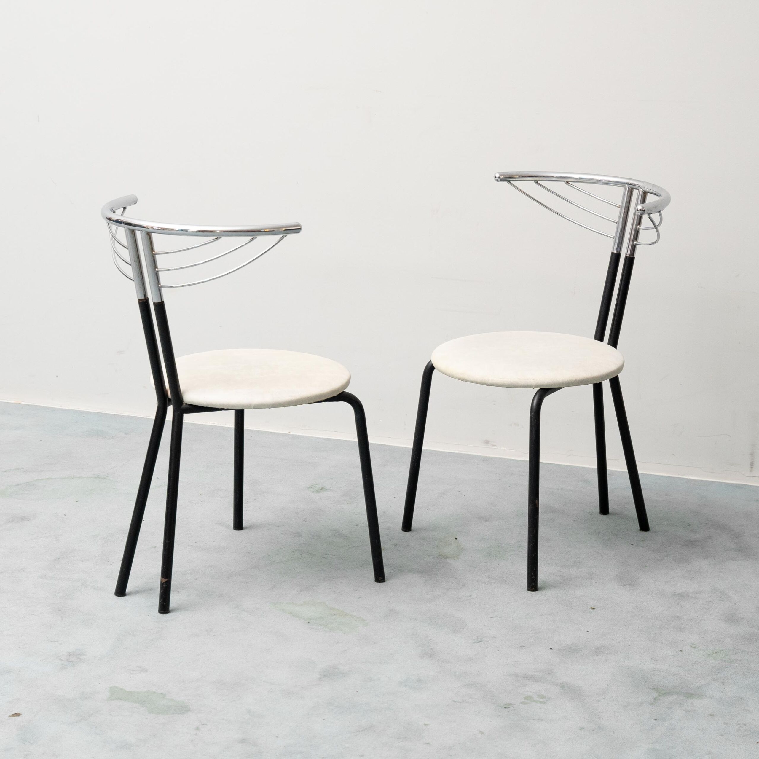 Set of 6 vintage chairs in chromed metal and white fabric, 1980s modernism