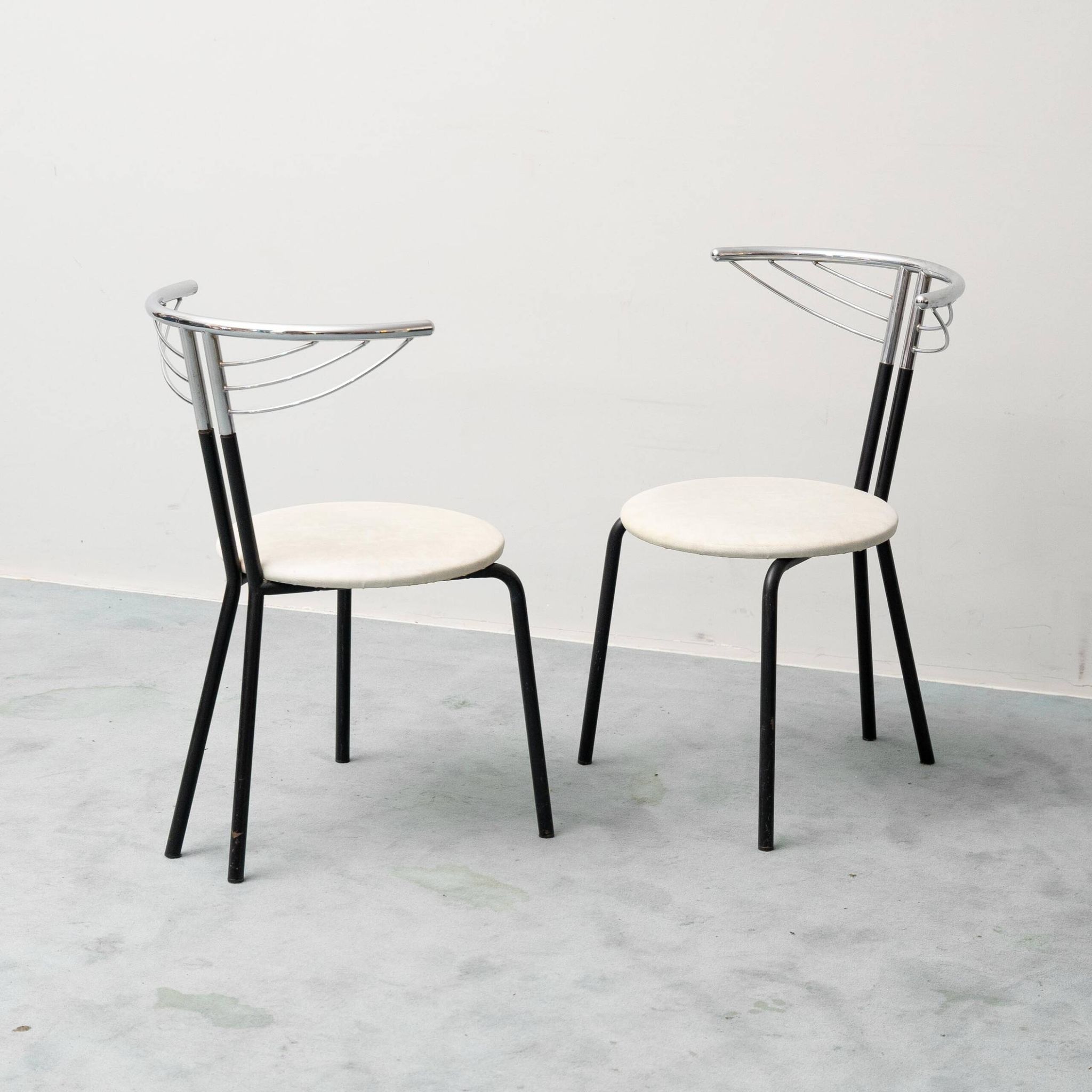 Set of 6 vintage chairs in chromed metal and white fabric, 1980s modernism