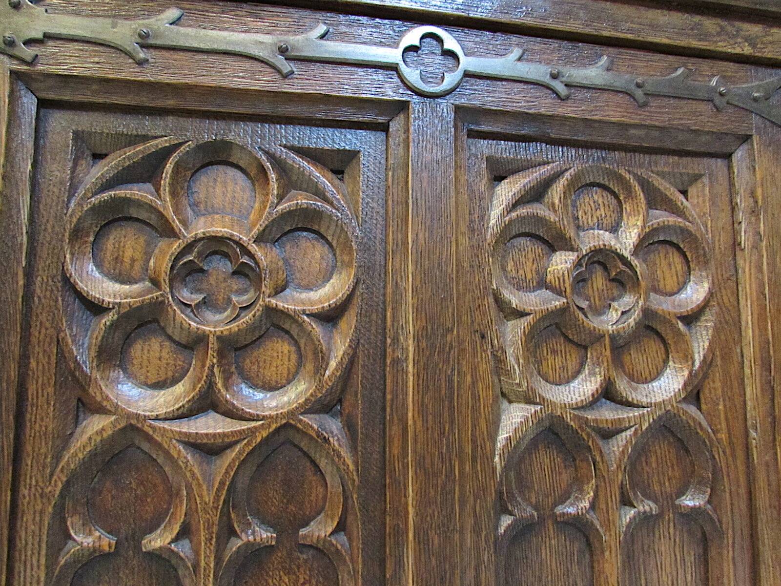 Antiqie Gothic carved oak cabinet, 1860