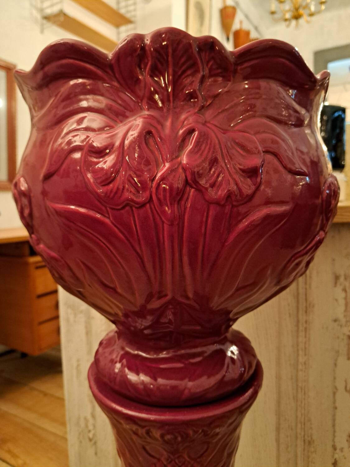 Cache pot on Art Nouveau column in earthenware.