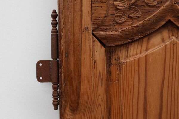 Paire de deux portes anciennes en bois sculpté à la main, vers 1880.