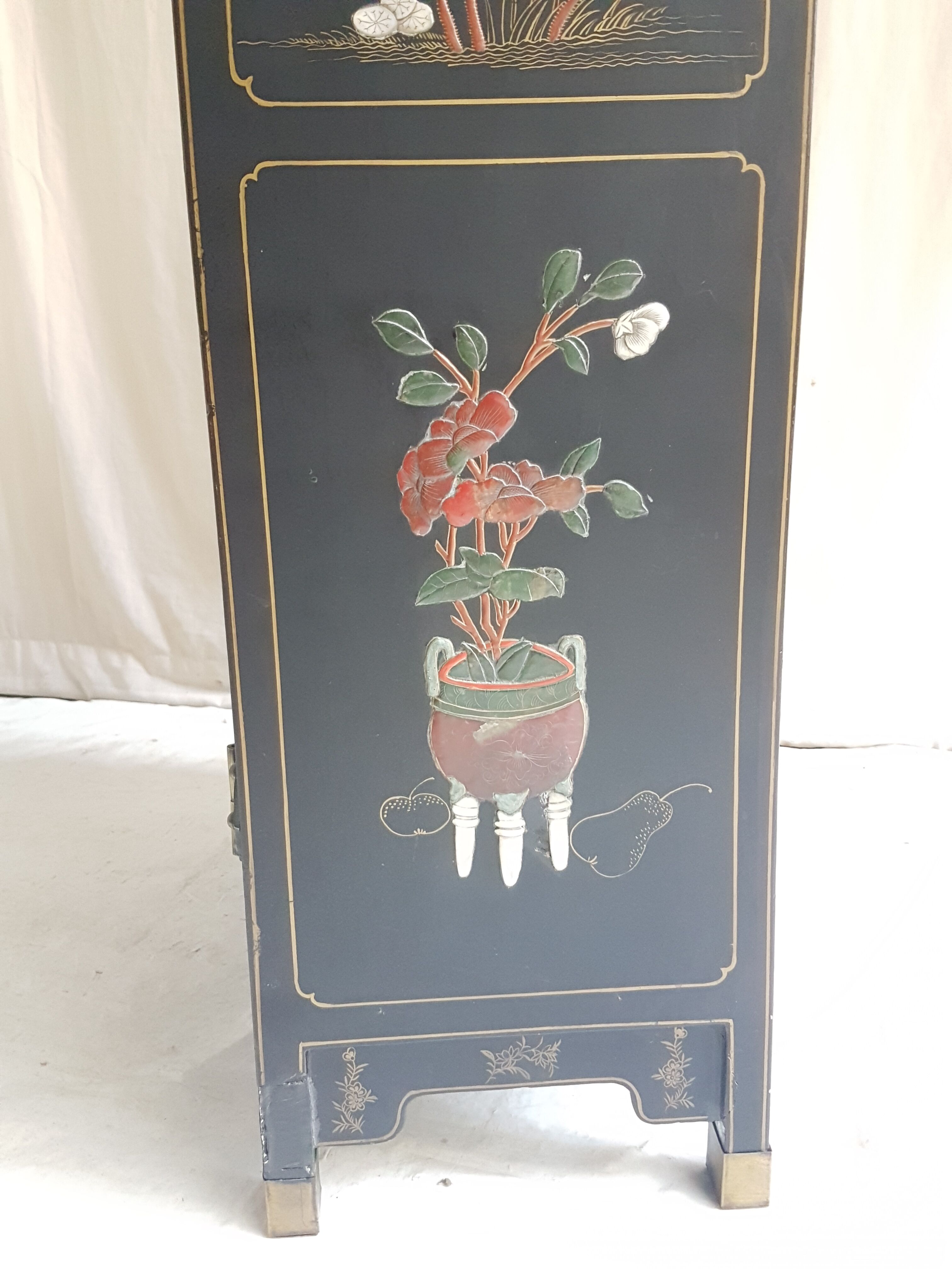 Chinese Bahut in 2-door laque