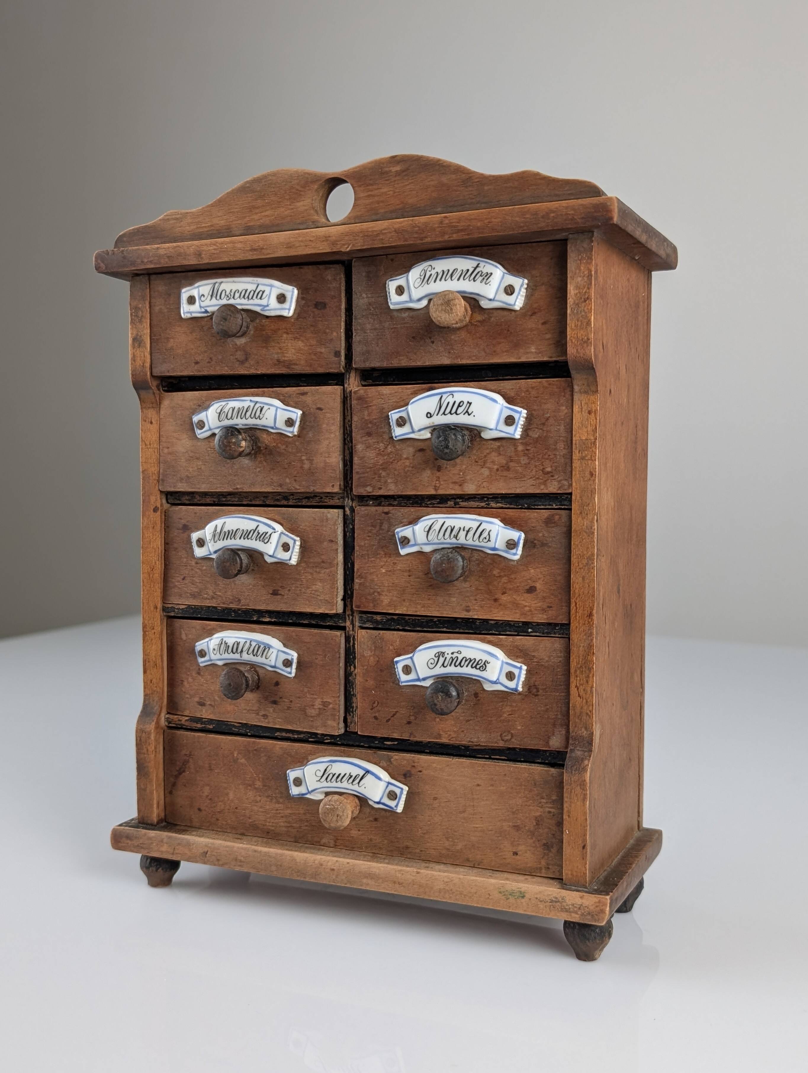 Cabinet à épices en bois rustique espagnol avec étiquettes en céramique, années 1930