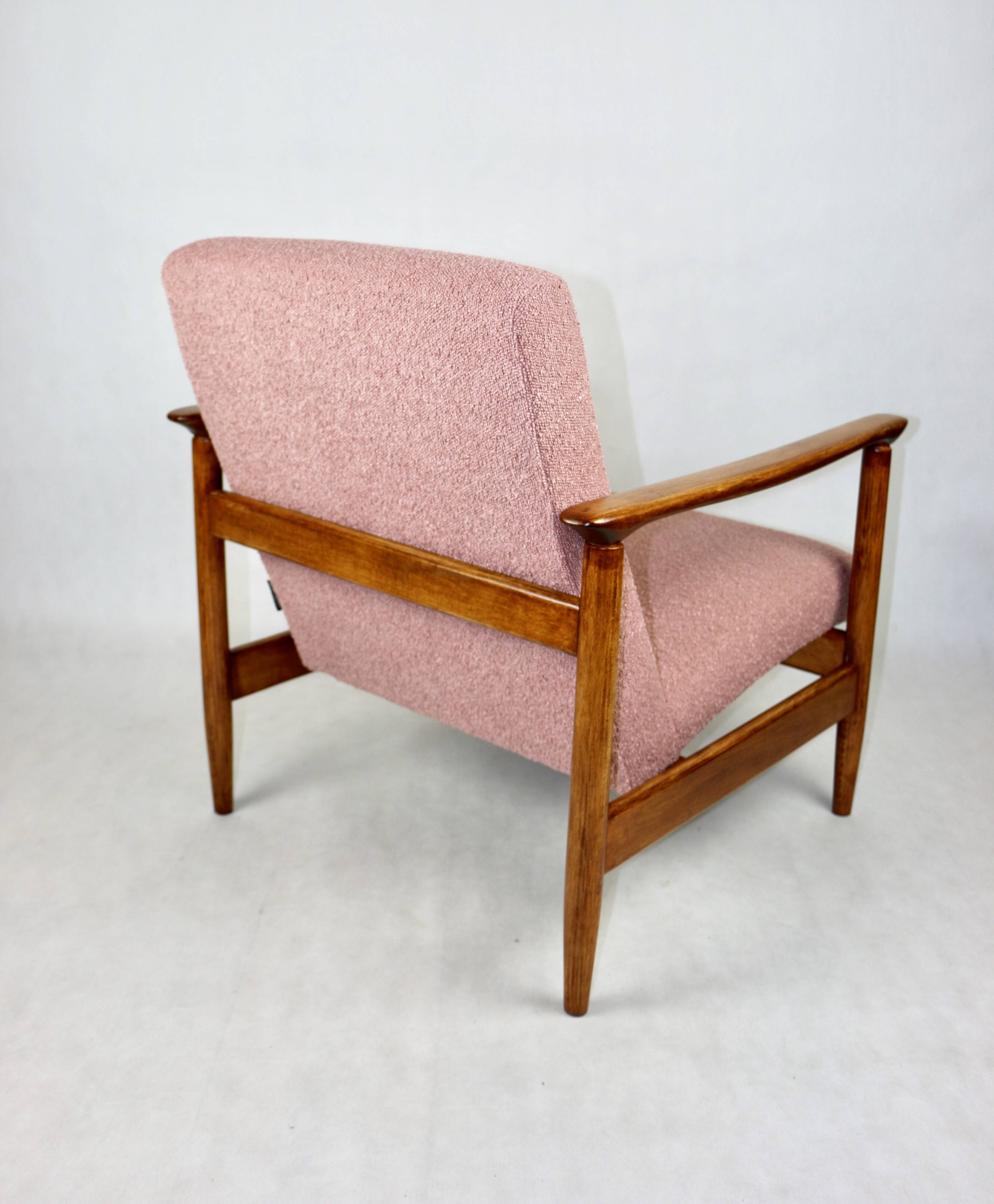 Fauteuil GFM-142 conçu par Edmund Homa des années 70, en bouclé rose - 2 pièces disponibles.