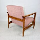 Fauteuil GFM-142 conçu par Edmund Homa des années 70, en bouclé rose - 2 pièces disponibles.