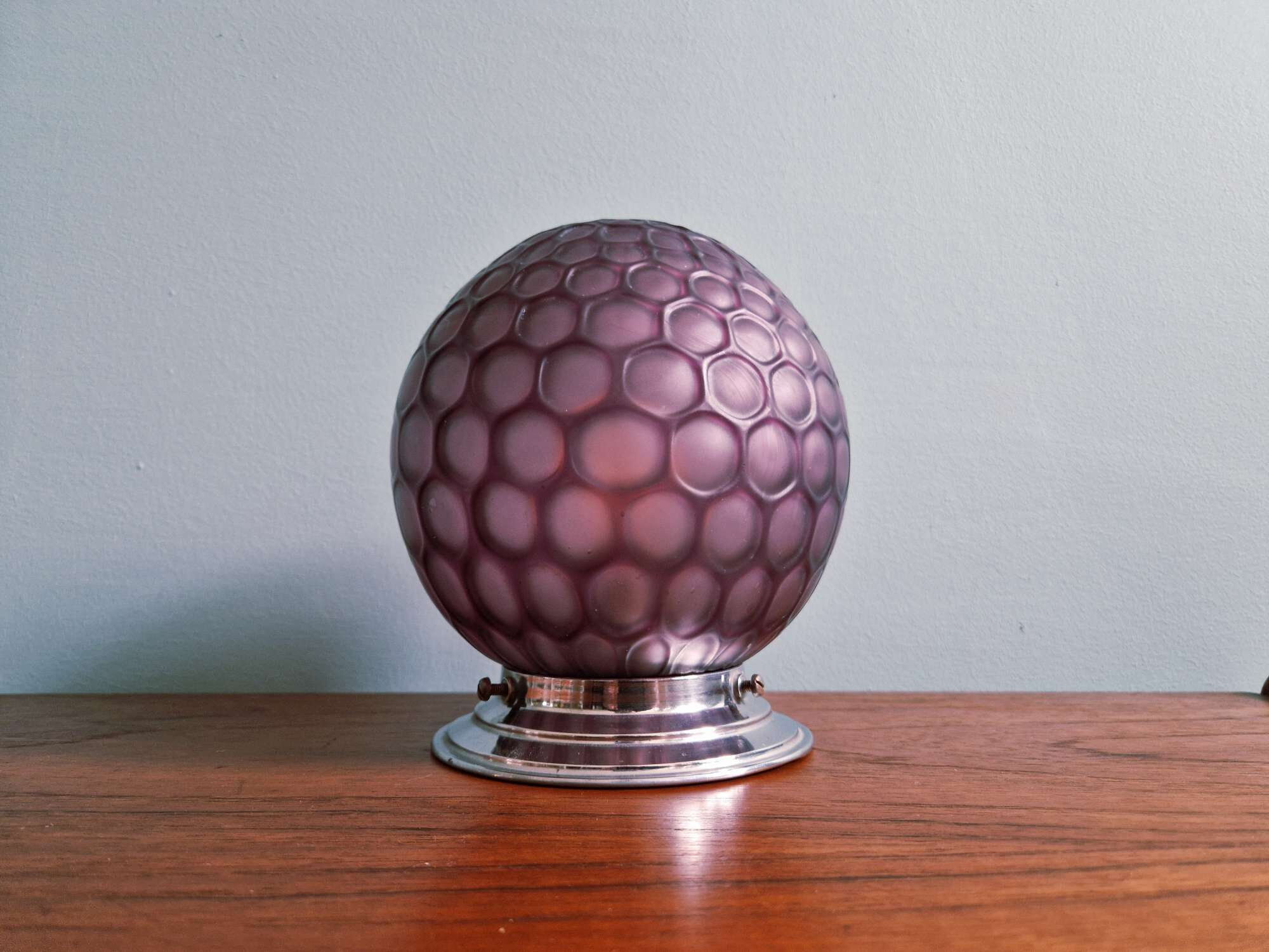 Plafonnier art déco en verre satiné alvéolé couleur aubergine, 1930