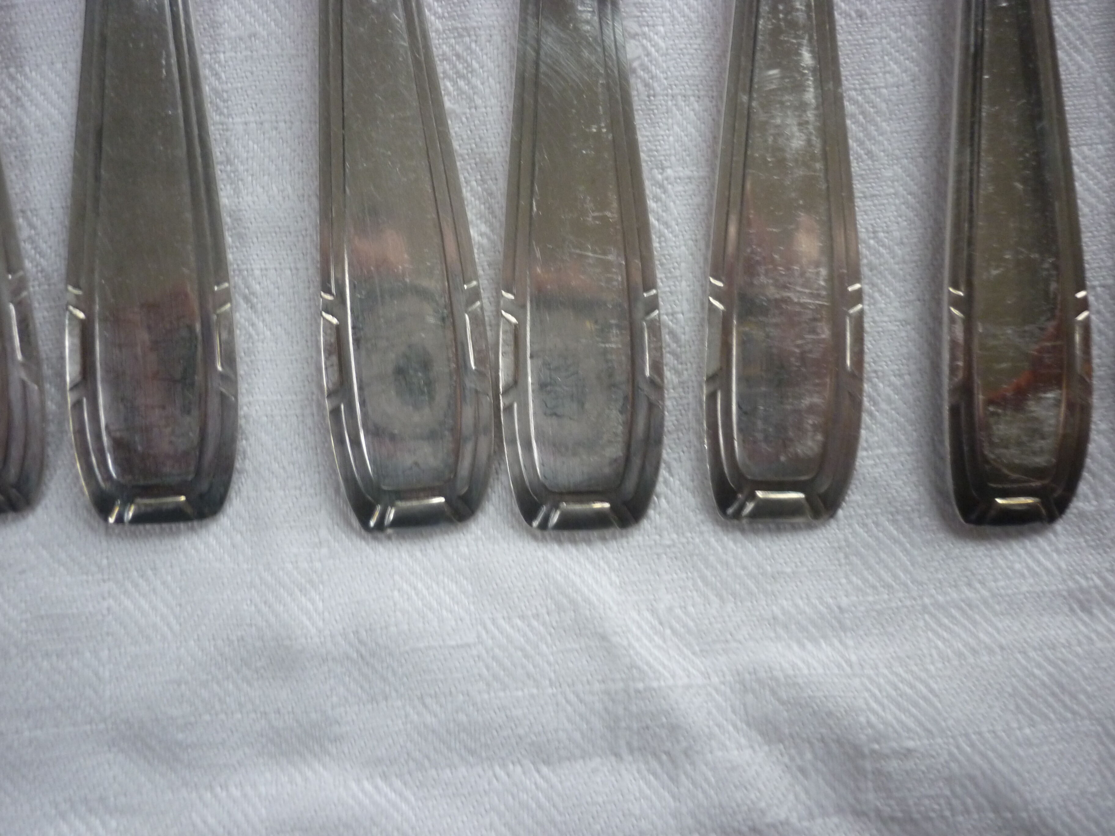 12 forks a silver metal cake