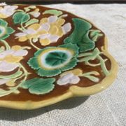 English slipware plate from the 19th century, English majolica.