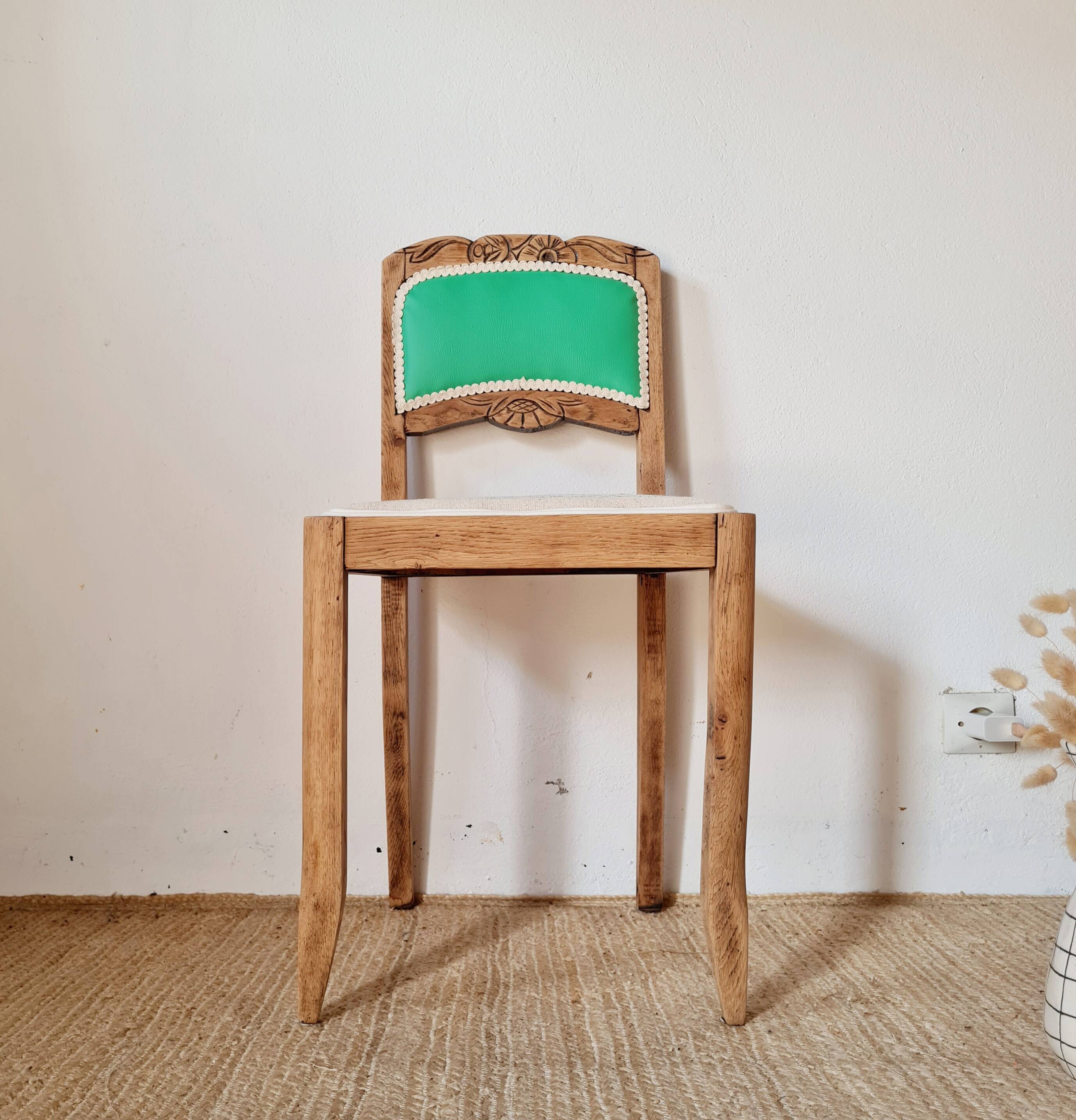 Chaise ancienne rénovée – bois sculpté et dossier vert