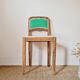 Chaise ancienne rénovée – bois sculpté et dossier vert