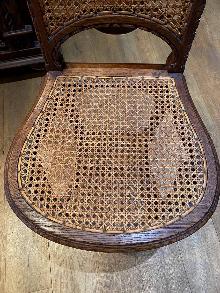 Série de six chaises de style Louis XVI. Assises et dossiers cannés.