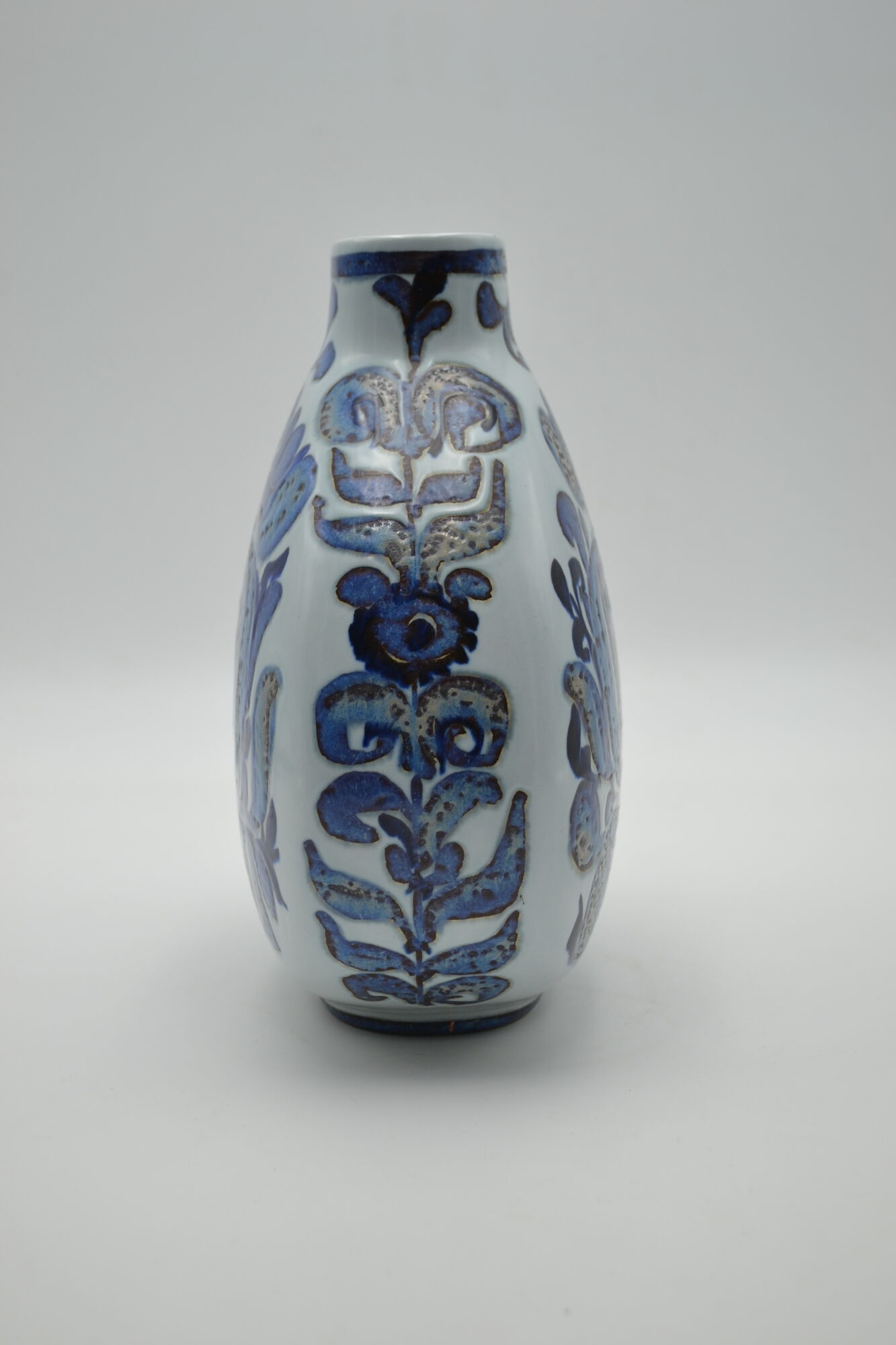 Vase en faïence de la série Tenera de Kari Christensen pour Aluminia