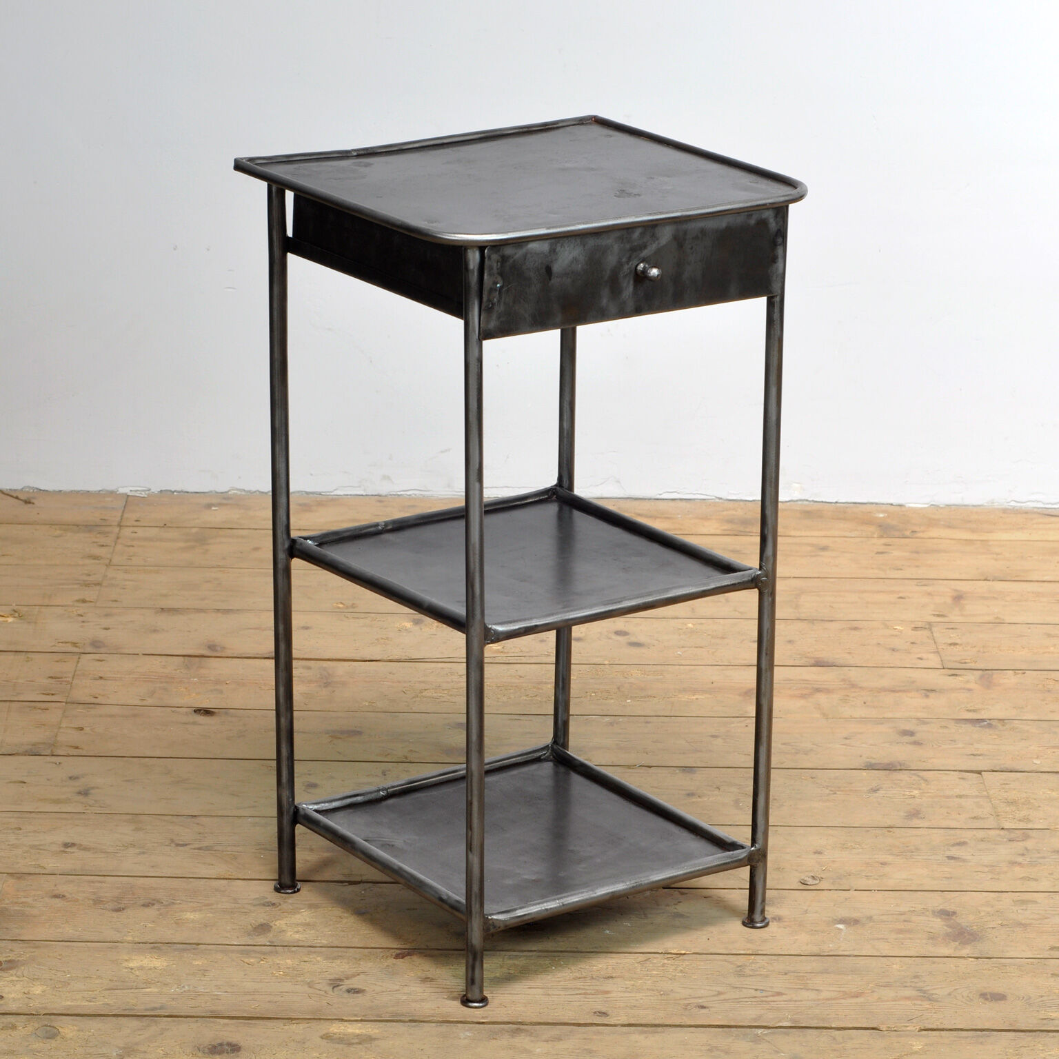 Paire de tables de chevet, années 1910