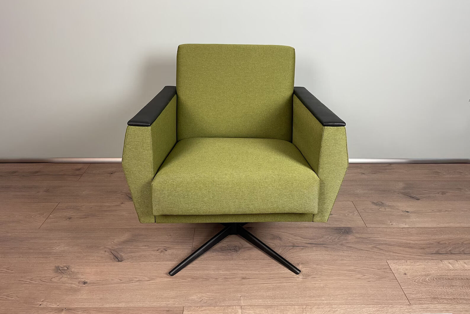 Restored vintage green swivel lounge armchair from 60's / mid century / upholseted / chair