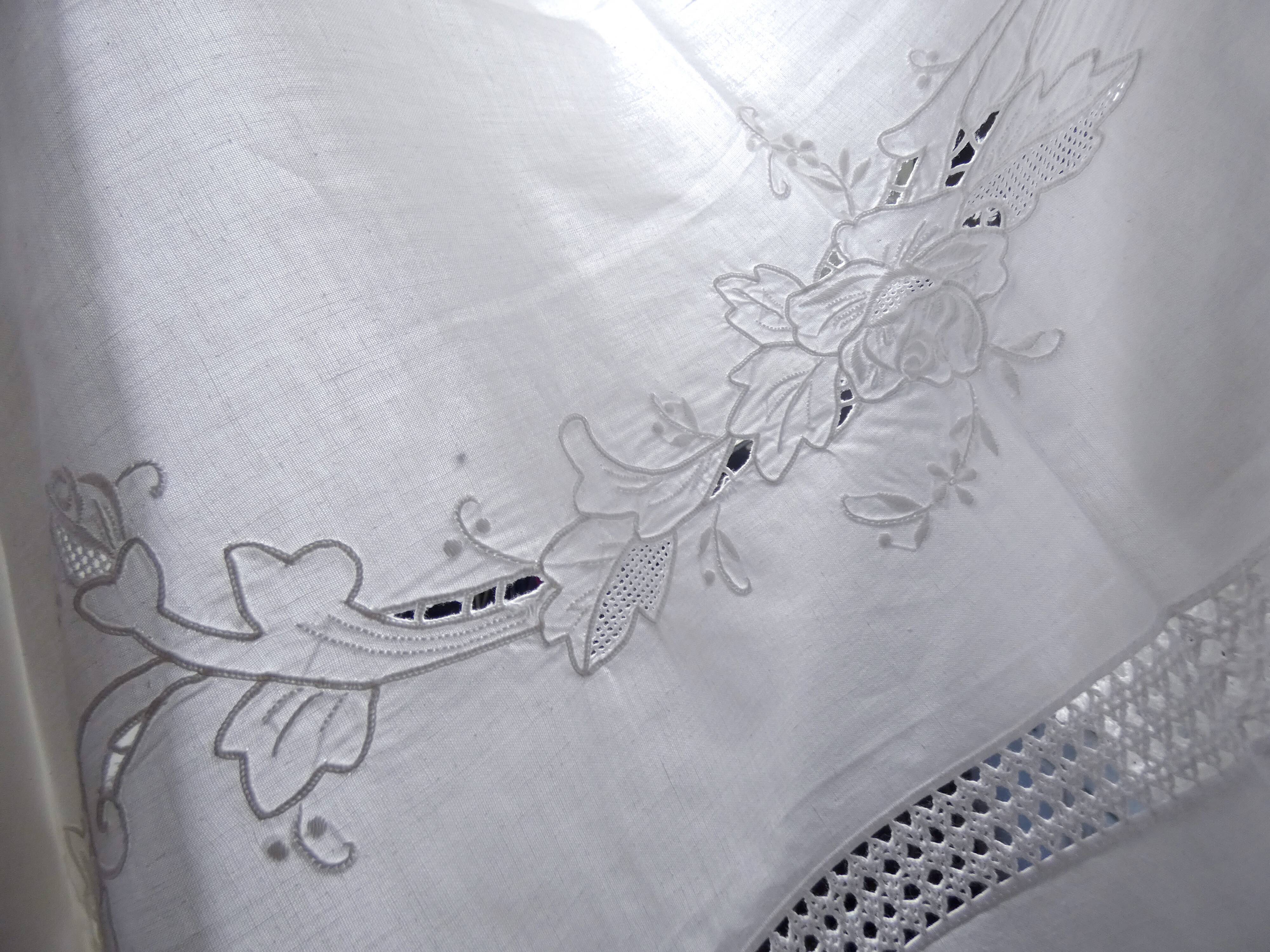 Ancienne nappe blanche brodée rectangulaire 150 x 100 cm