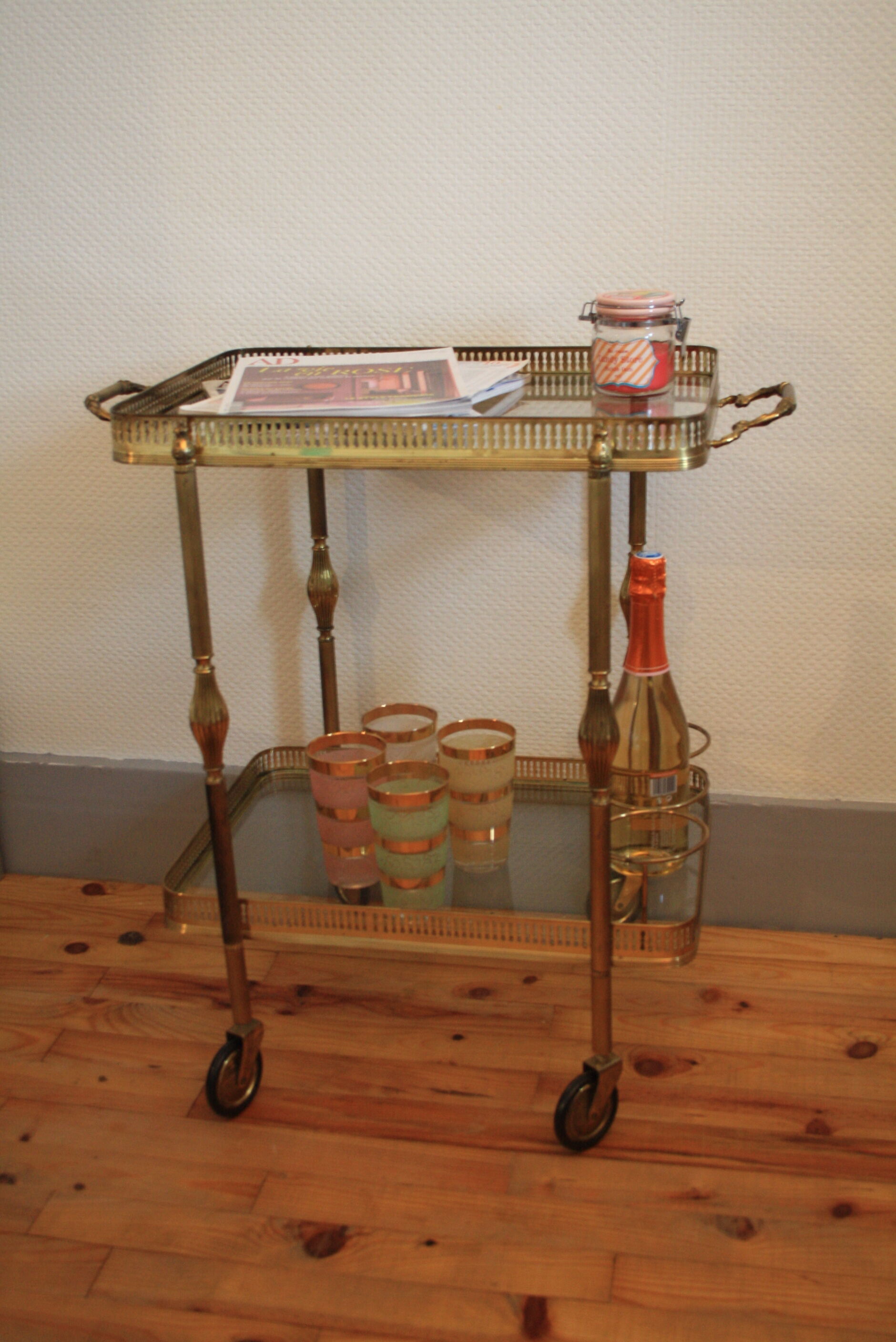 Serving golden skateboard in brass and glass