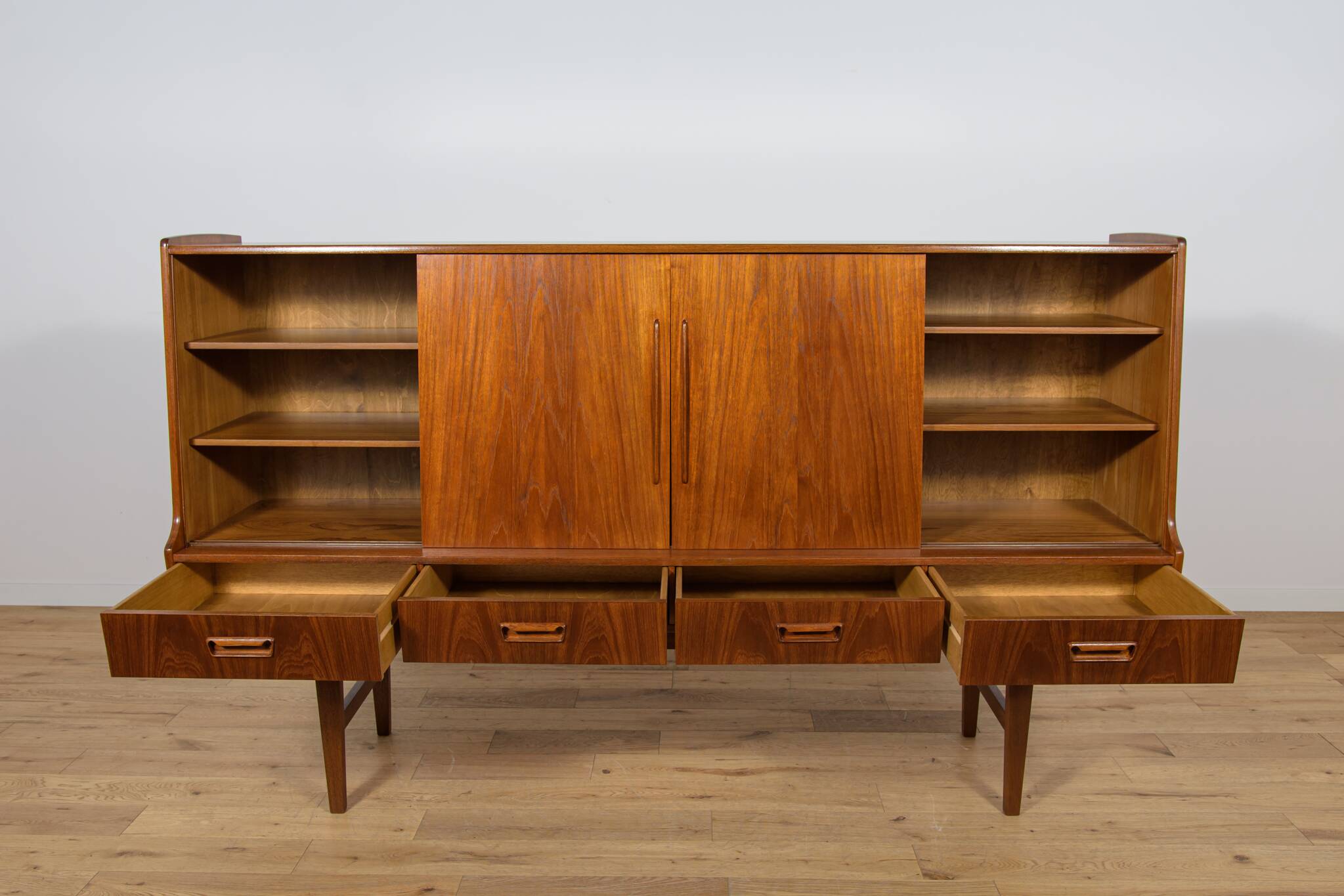 Buffet haut en teck de style moderne du milieu du siècle, fabriqué par Farso Mobelfabrik, Danemark.