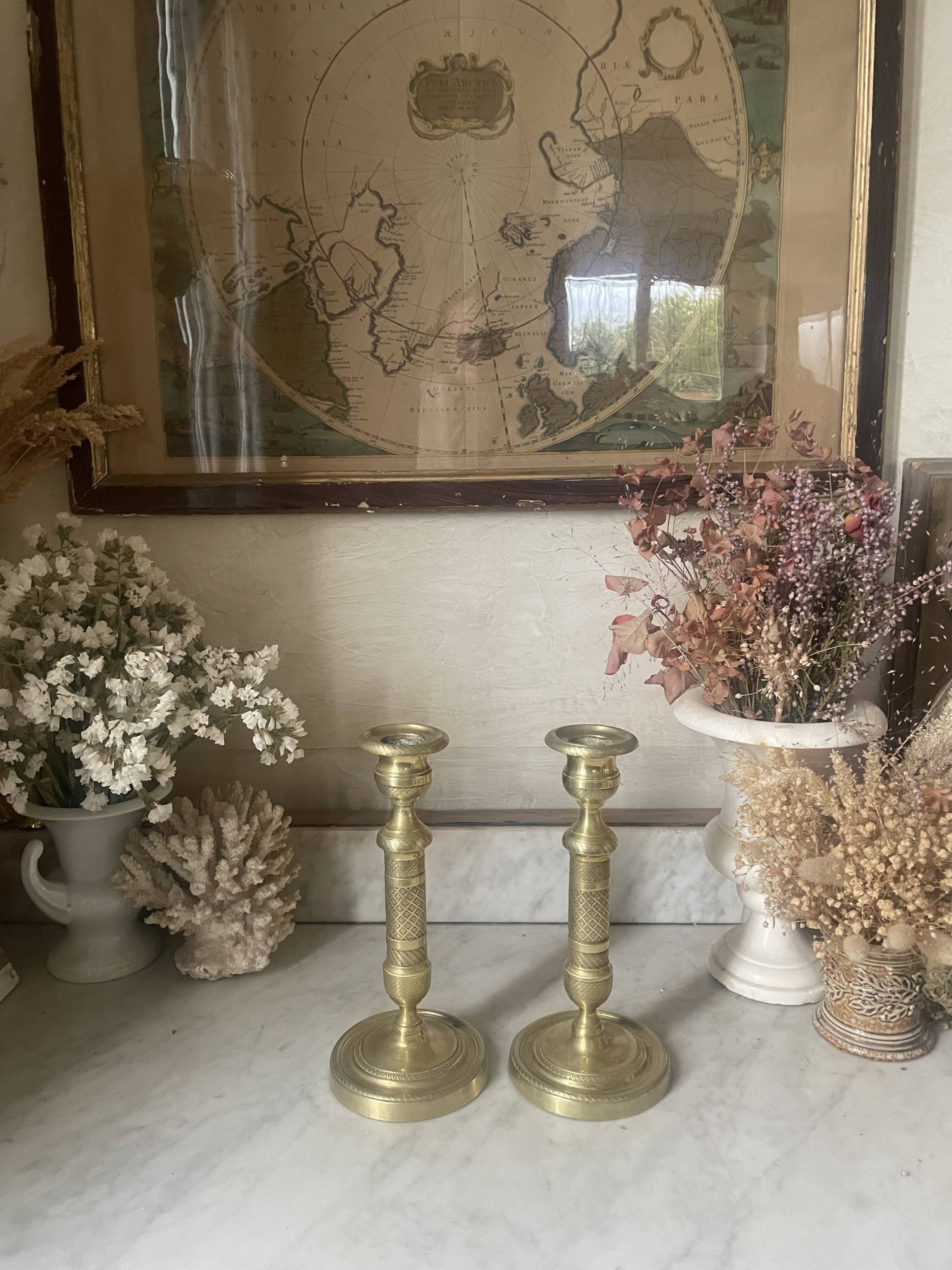 Pair of chiselled brass candlesticks from the 19th century.