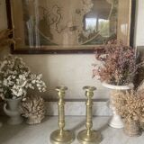 Pair of chiselled brass candlesticks from the 19th century.