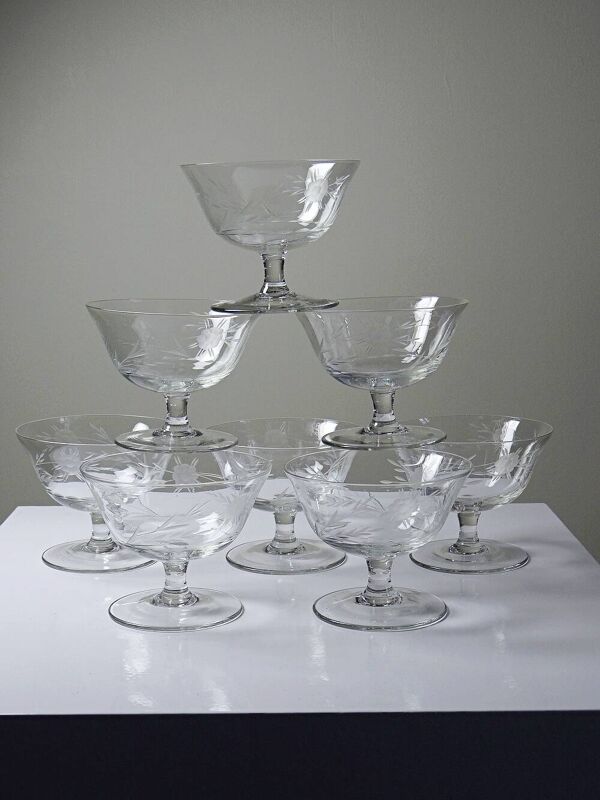 8 coupes à champagne en verre gravé à la roue décor végétal, Bohême, début XXe